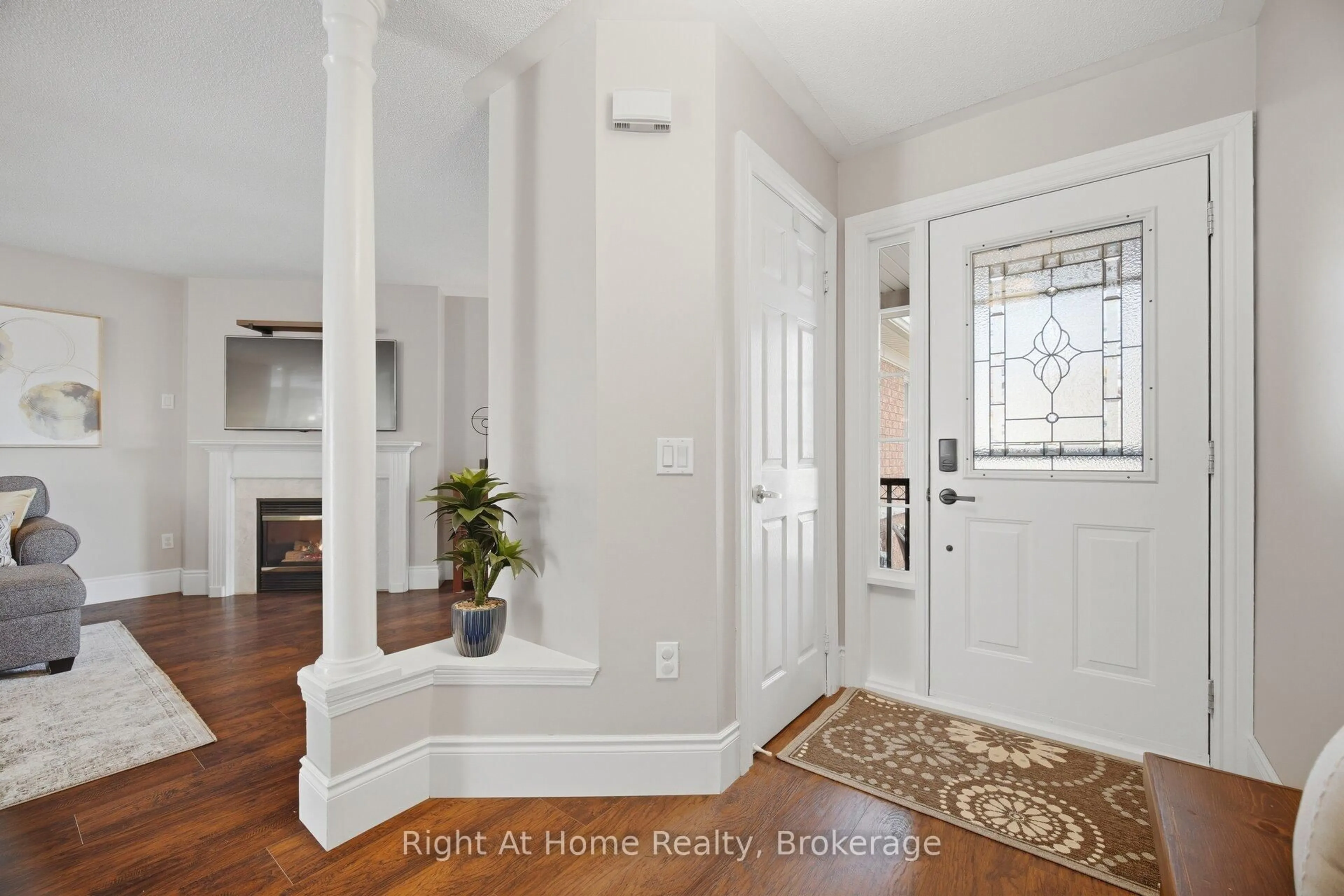 Indoor entryway for 2956 Glover Lane, Burlington Ontario L7M 4K6