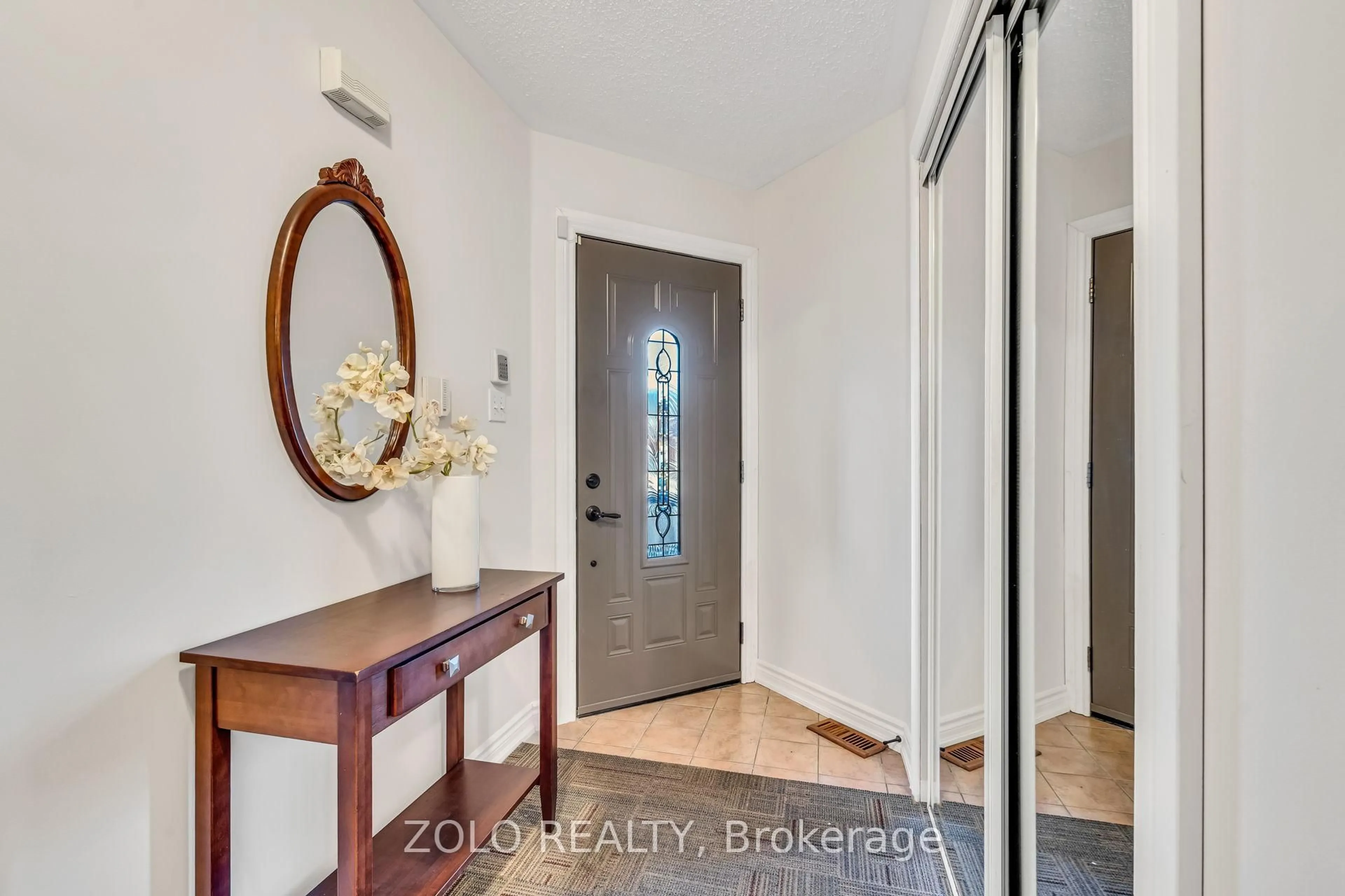 Indoor entryway for 5666 Whitehorn Ave, Mississauga Ontario L5V 2A9