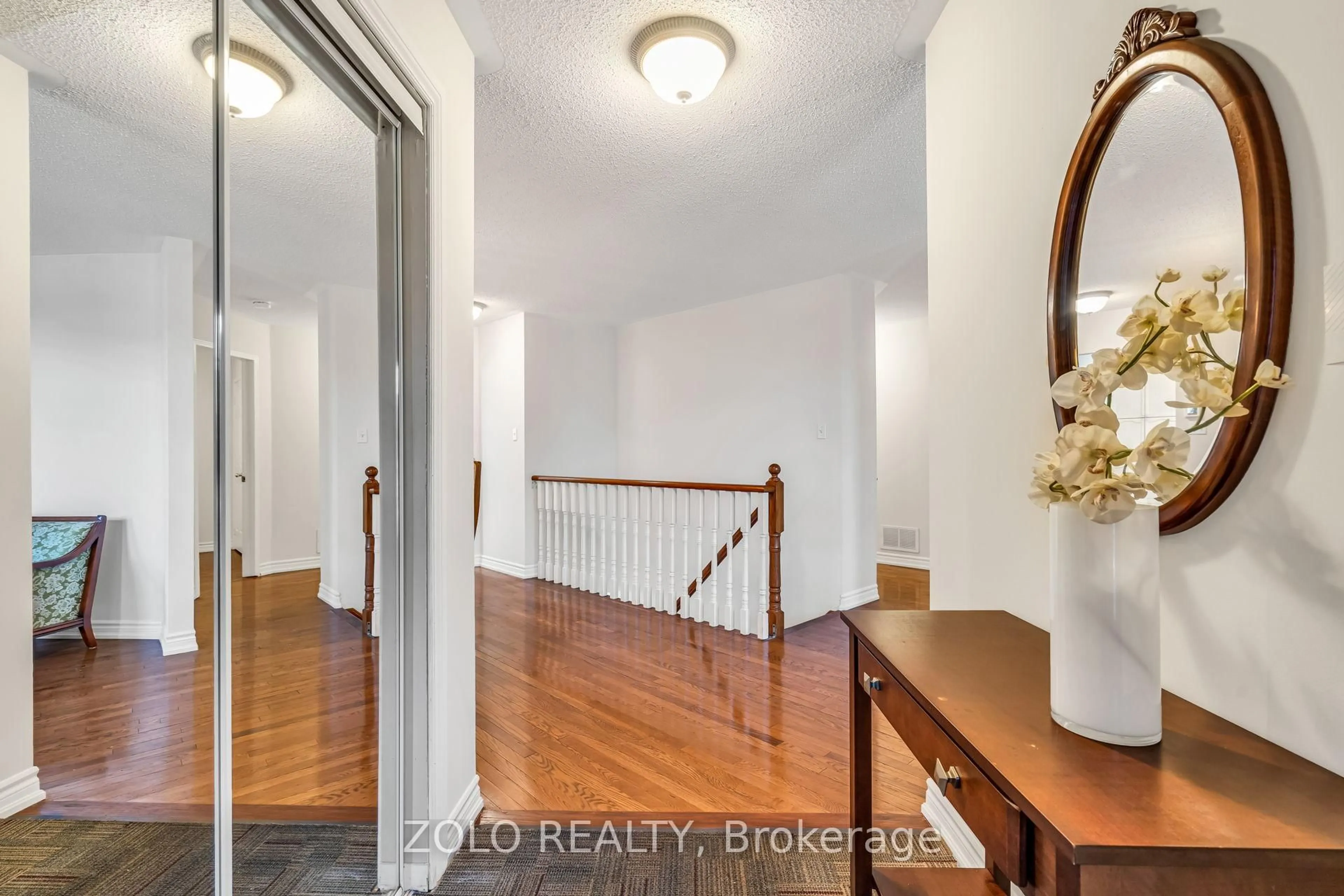 Indoor entryway for 5666 Whitehorn Ave, Mississauga Ontario L5V 2A9