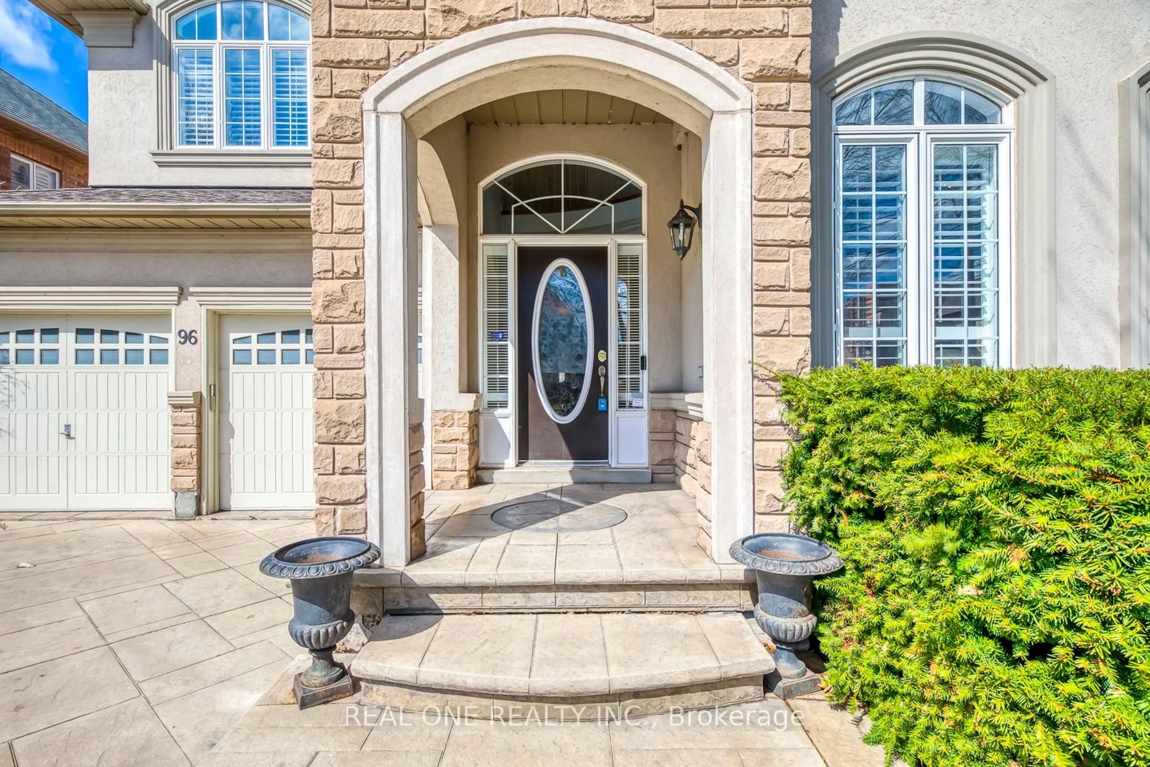 Indoor entryway for 96 Spring Azure Cres, Oakville Ontario L6L 6V8