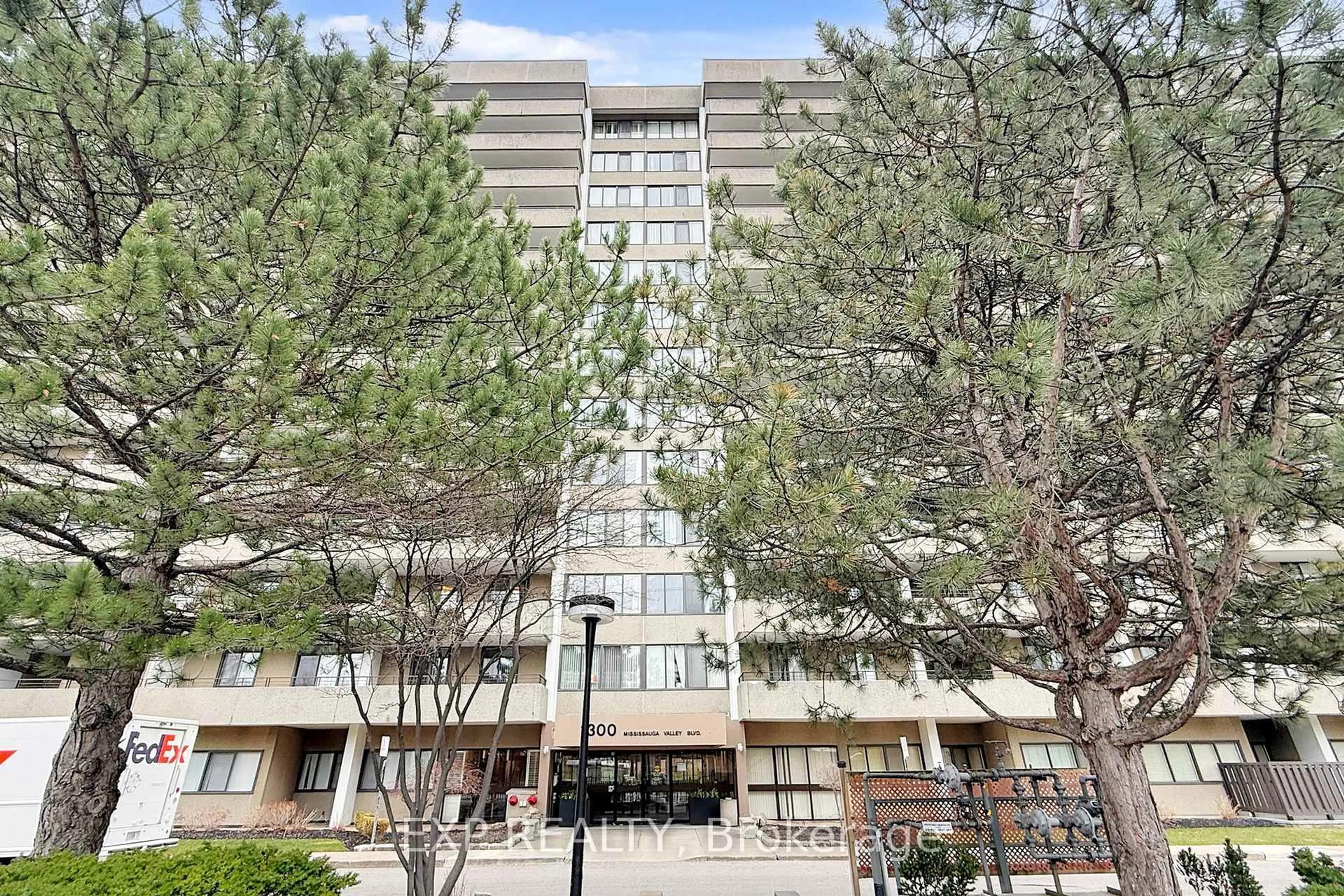 Indoor foyer for 1300 Mississauga Valley Blvd #202, Mississauga Ontario L5A 3S9