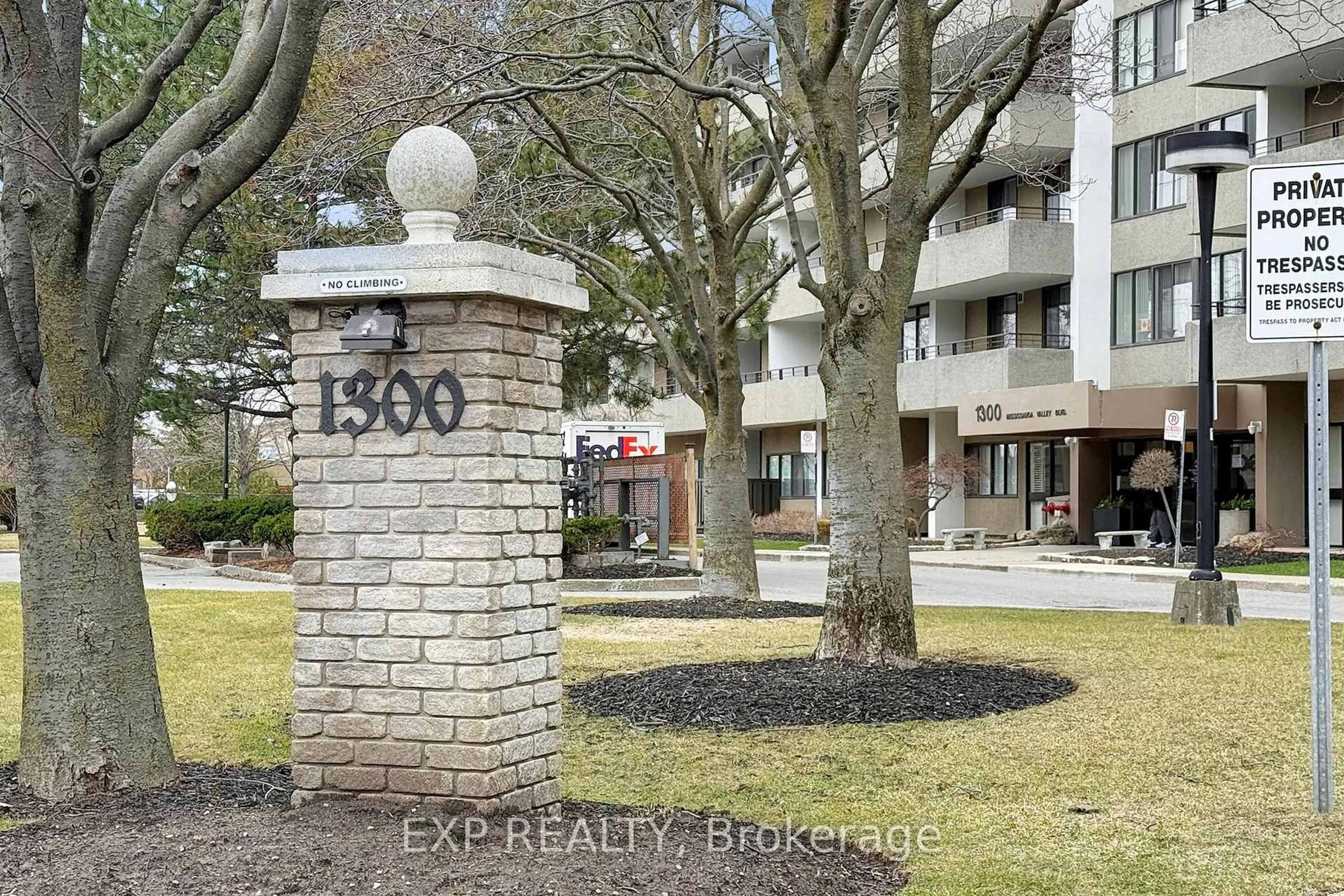 Indoor entryway for 1300 Mississauga Valley Blvd #202, Mississauga Ontario L5A 3S9