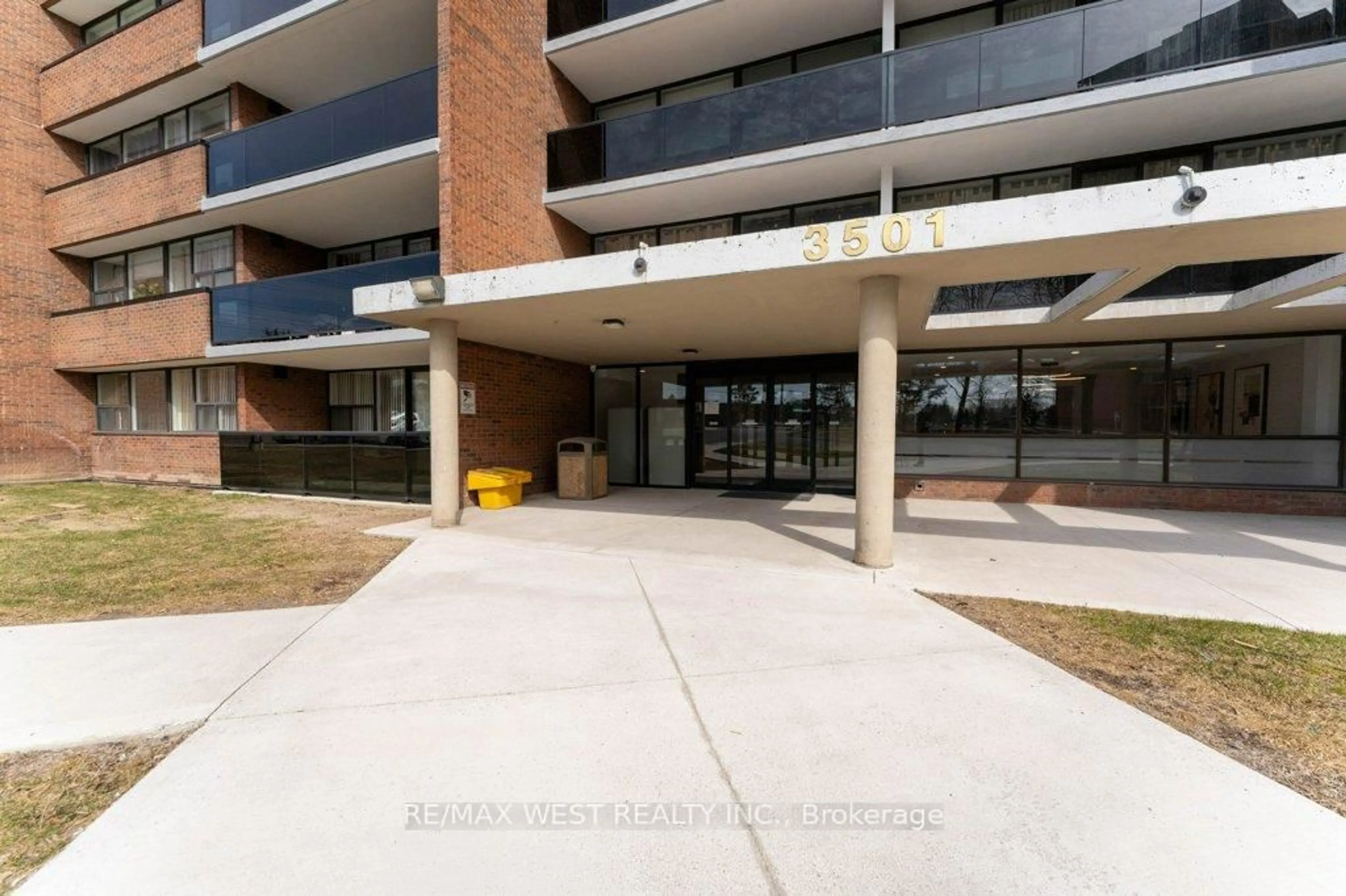 Indoor foyer for 3501 Glen Erin Dr #1001, Mississauga Ontario L5L 2E9