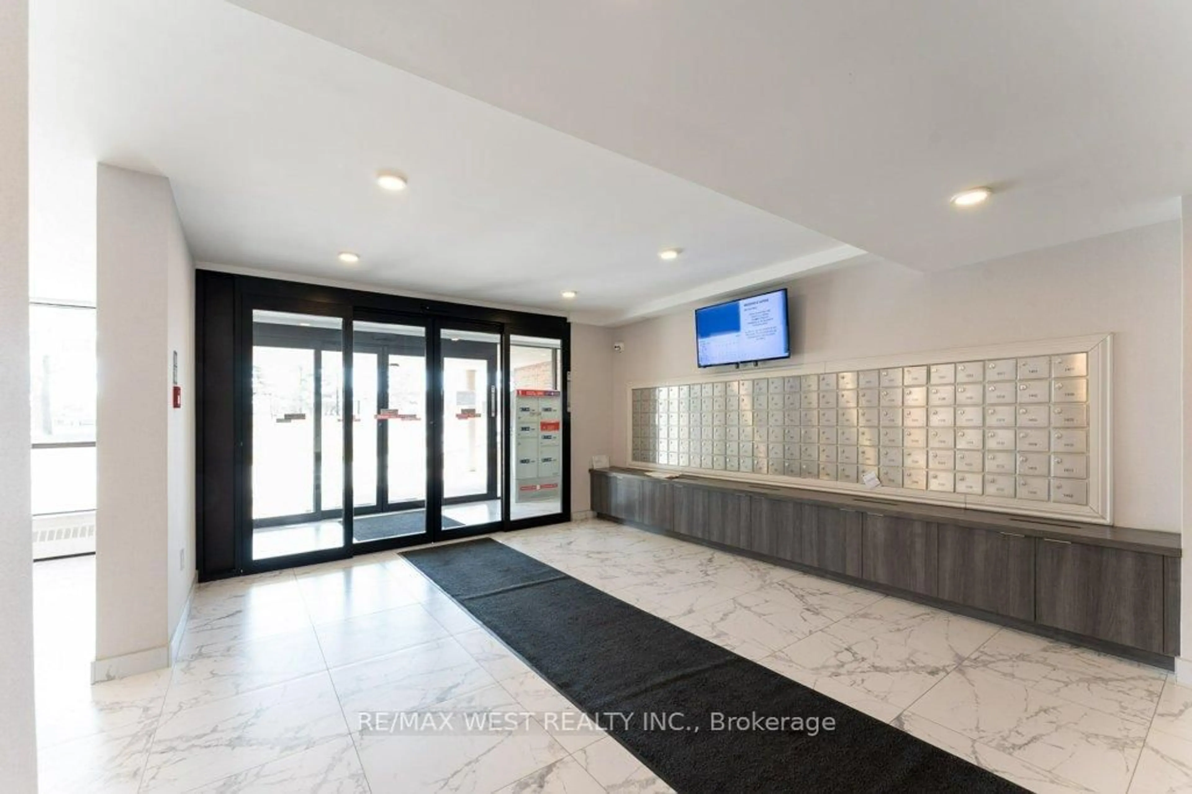 Indoor foyer for 3501 Glen Erin Dr #1001, Mississauga Ontario L5L 2E9