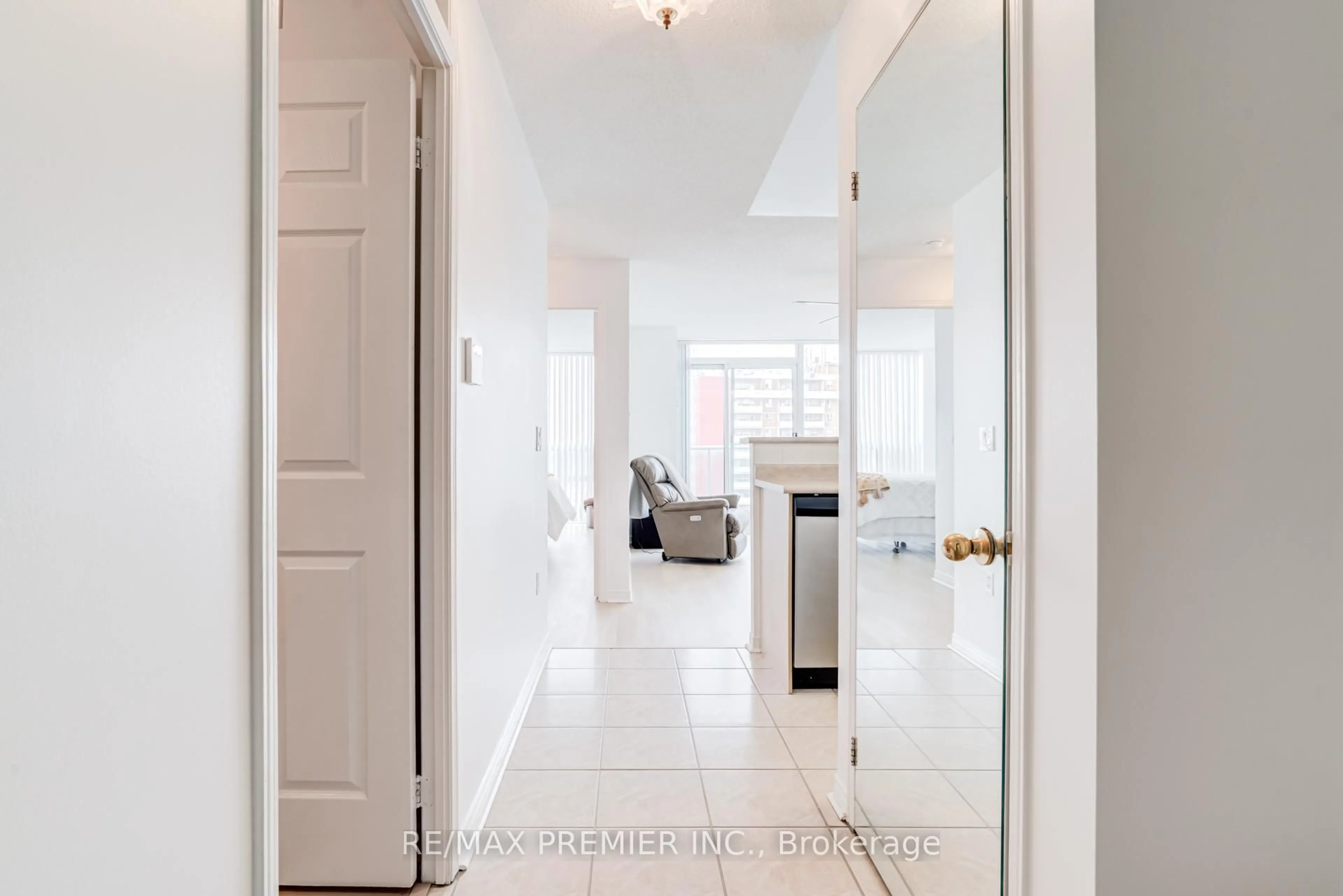 Indoor entryway for 15 Michael Power Pl #PH06, Toronto Ontario M9A 5G4