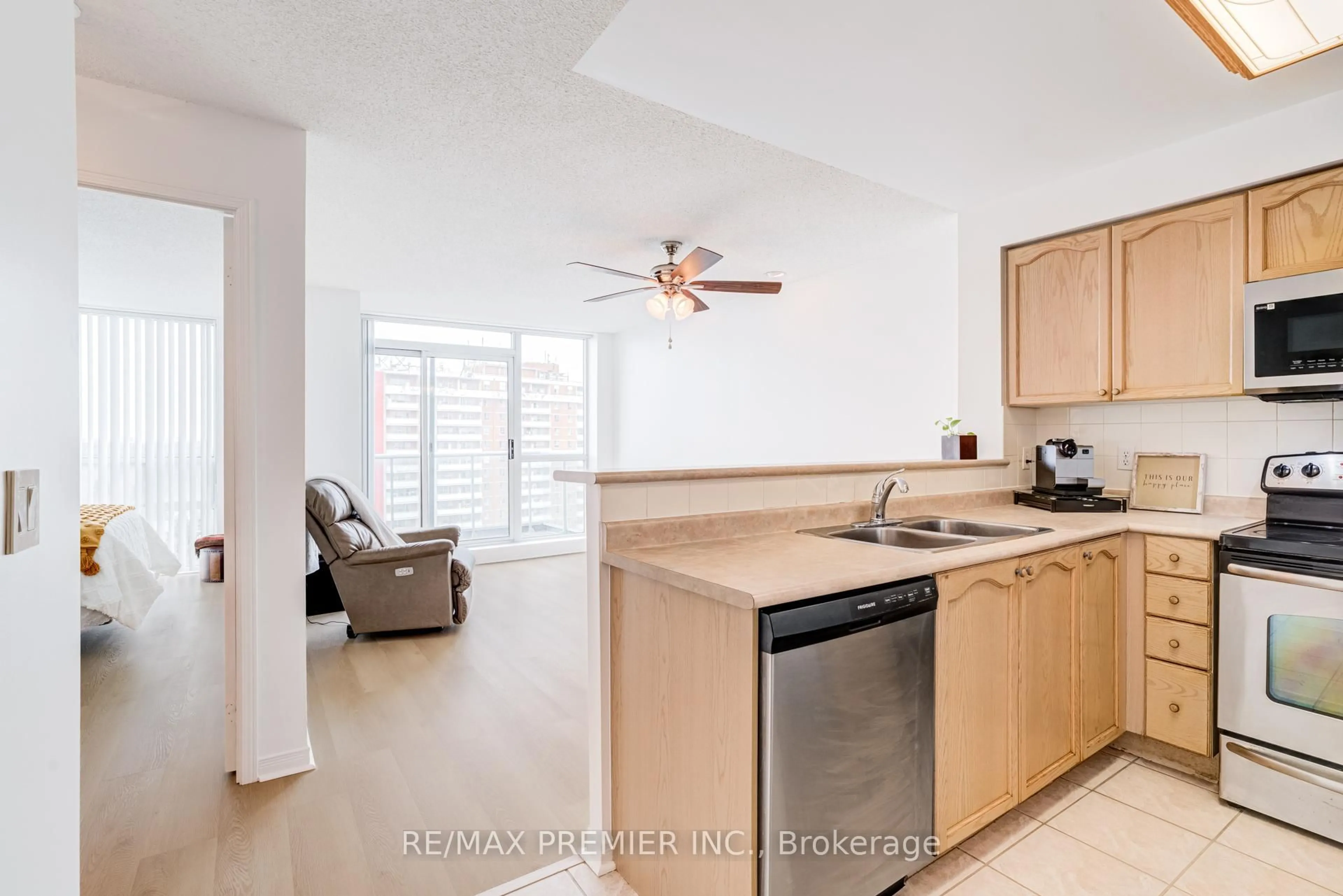 Open concept kitchen, unknown for 15 Michael Power Pl #PH06, Toronto Ontario M9A 5G4