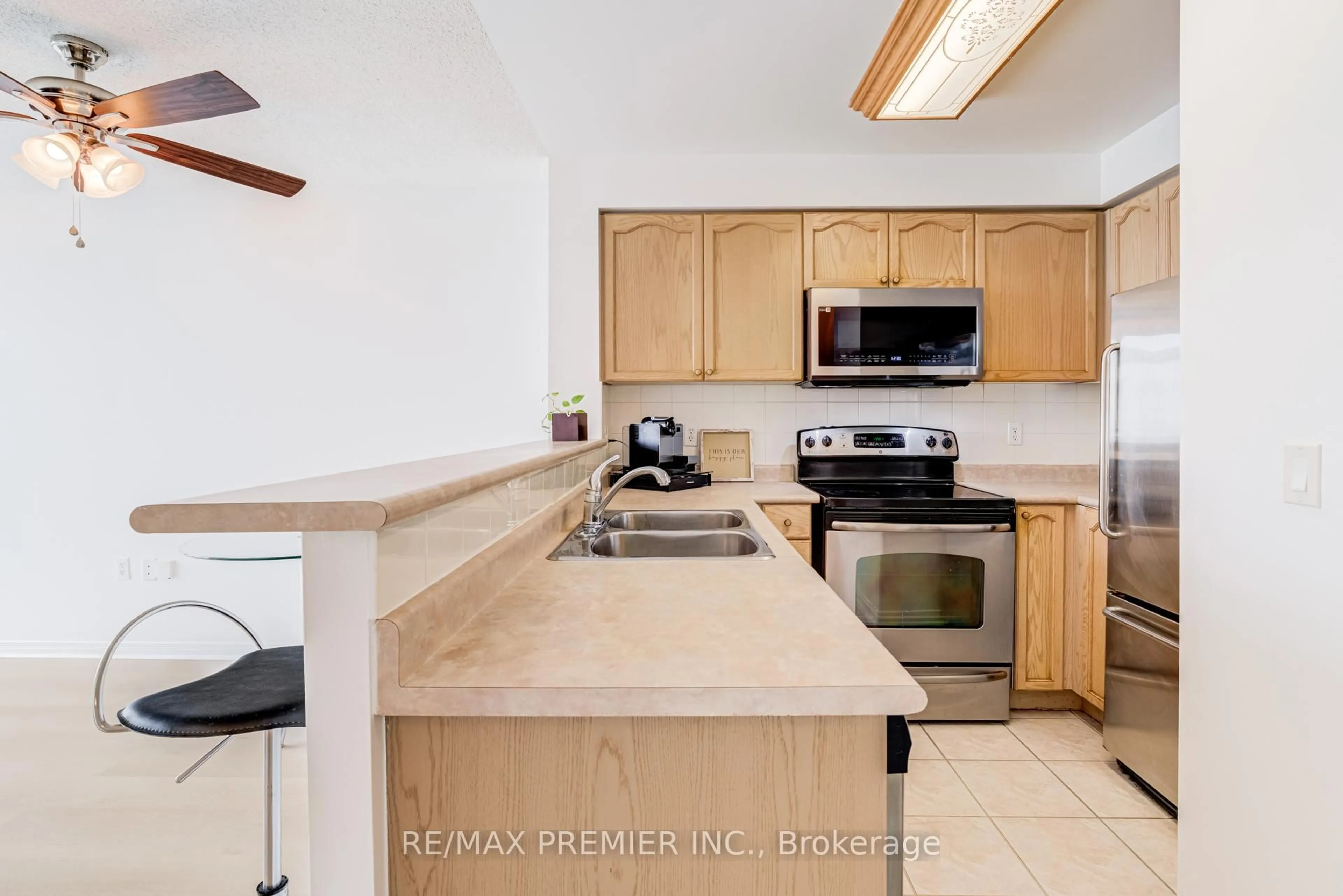 Standard kitchen, unknown for 15 Michael Power Pl #PH06, Toronto Ontario M9A 5G4