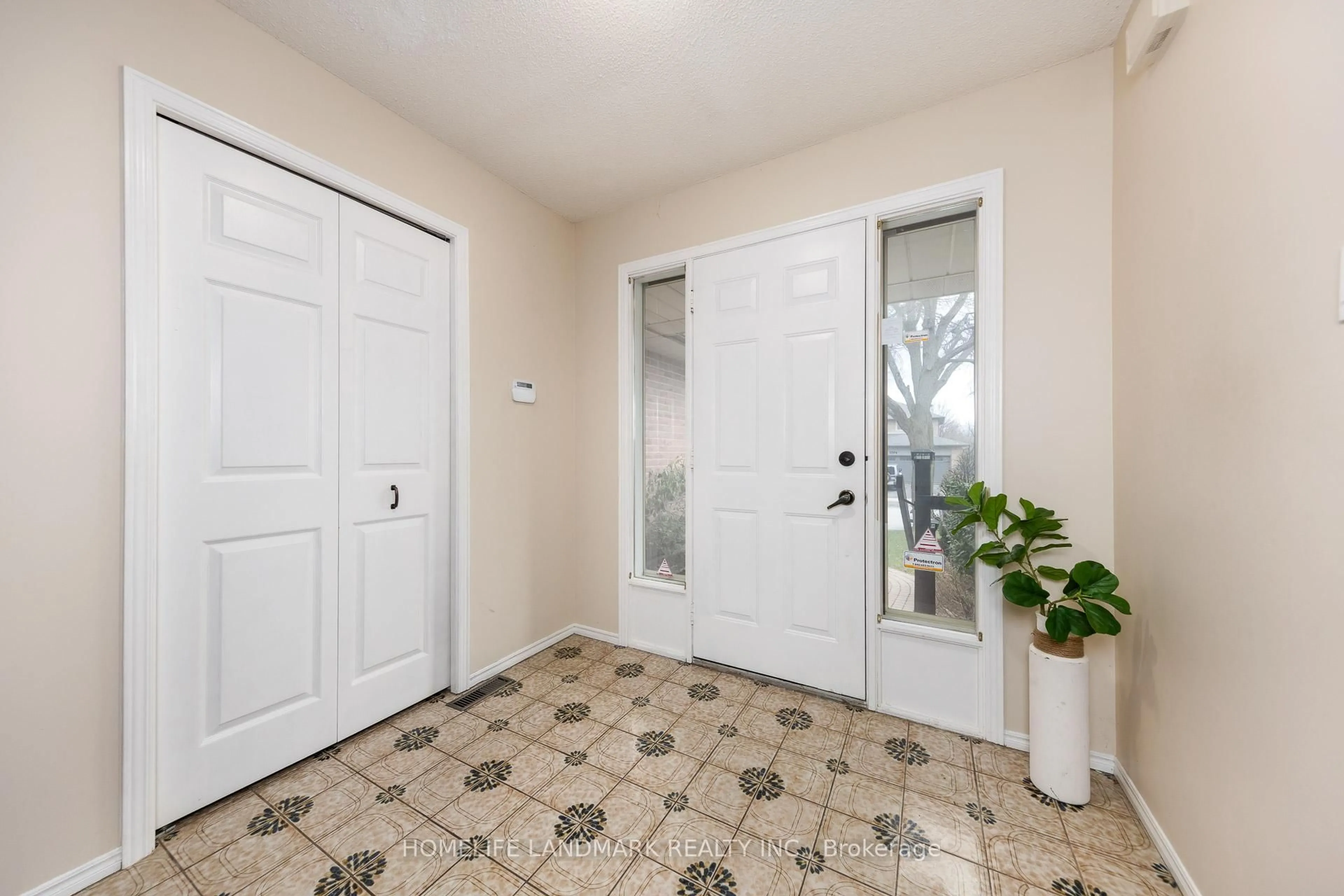 Indoor entryway for 2593 Gazebo Crt, Mississauga Ontario L5L 3M8