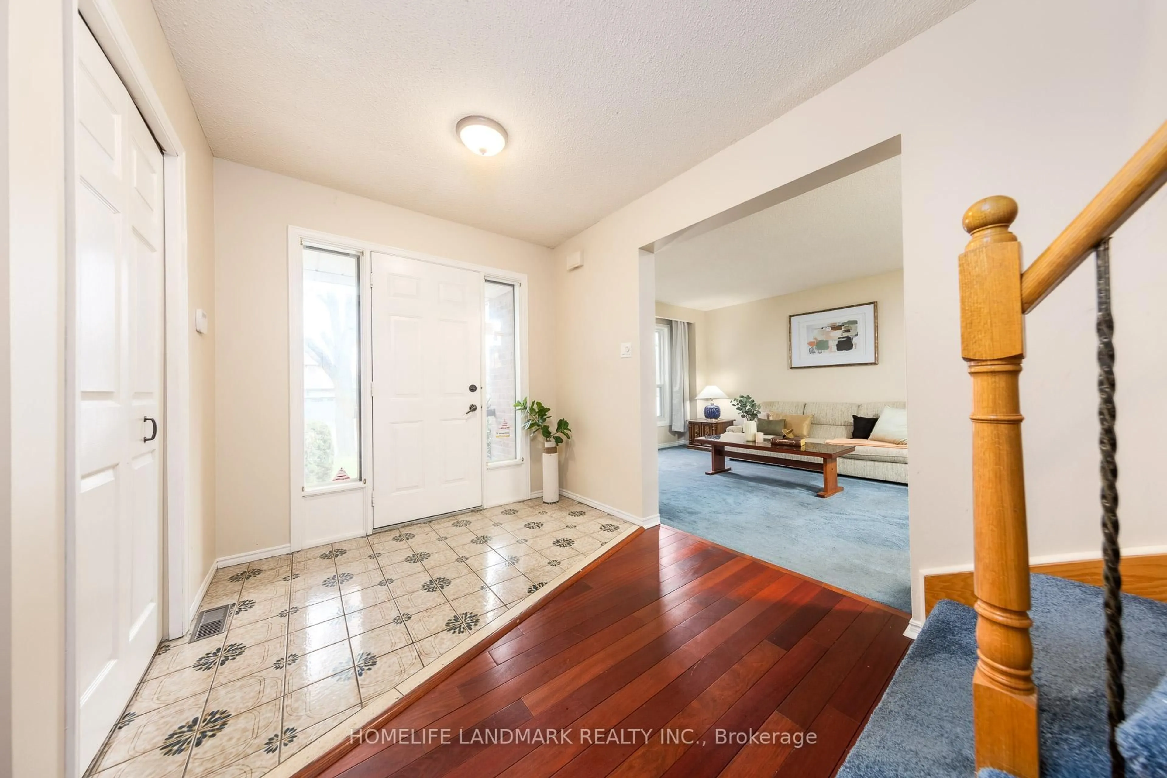 Indoor entryway for 2593 Gazebo Crt, Mississauga Ontario L5L 3M8