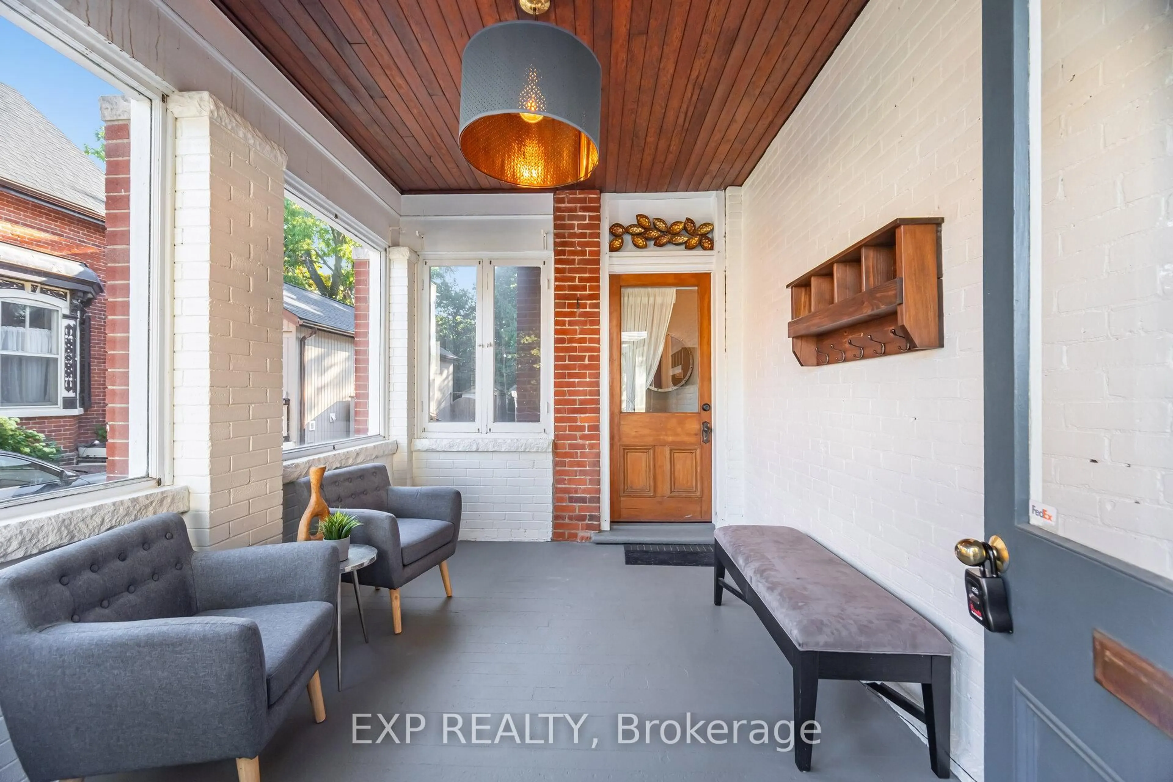 Indoor entryway for 51 Chapel St, Brampton Ontario L6W 2H5