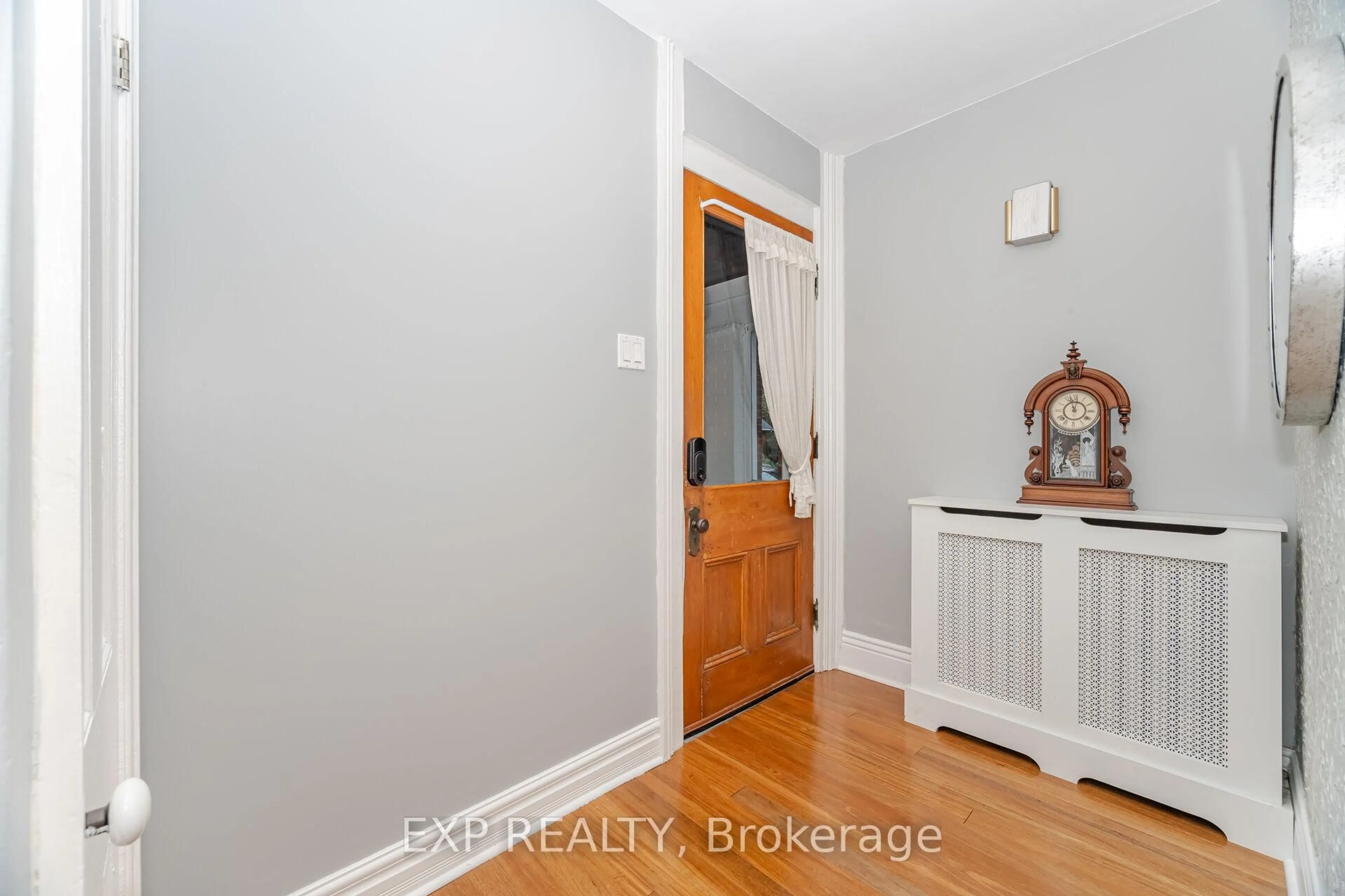 Indoor entryway for 51 Chapel St, Brampton Ontario L6W 2H5