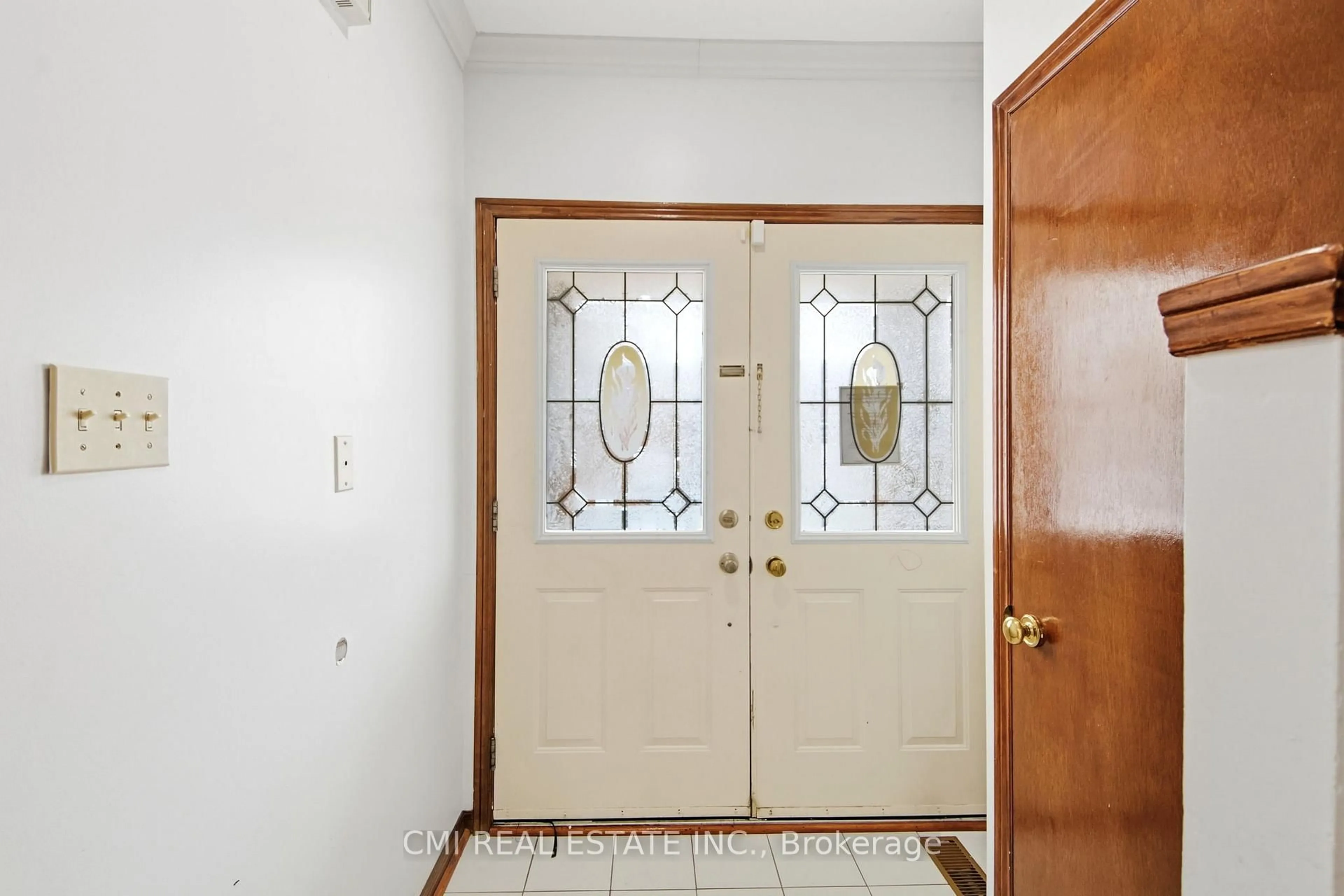 Indoor entryway for 3 Forest Point Dr, Toronto Ontario M6M 5E8