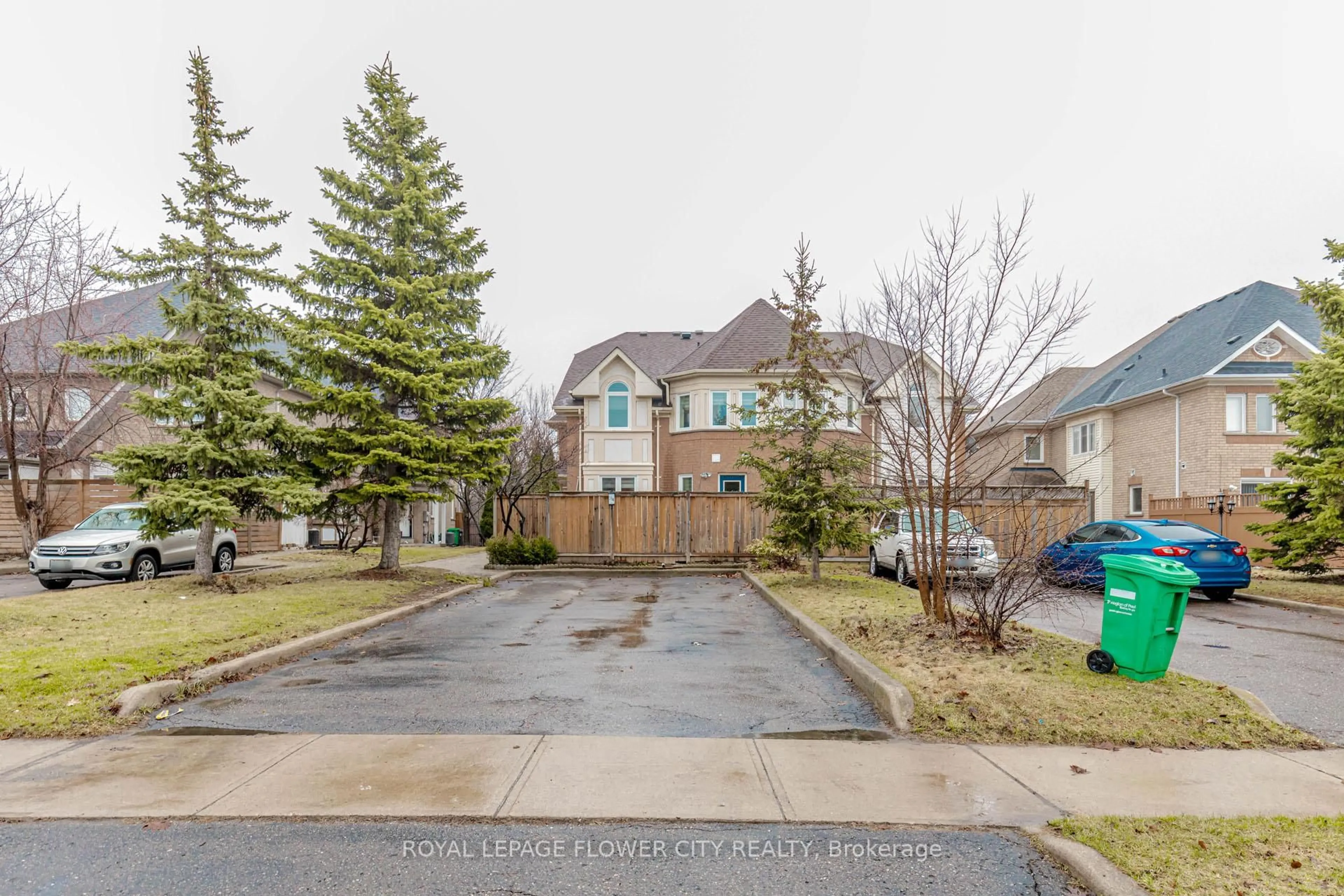 A pic from outside/outdoor area/front of a property/back of a property/a pic from drone, street for 194 Pressed Brick Dr, Brampton Ontario L6V 4K7