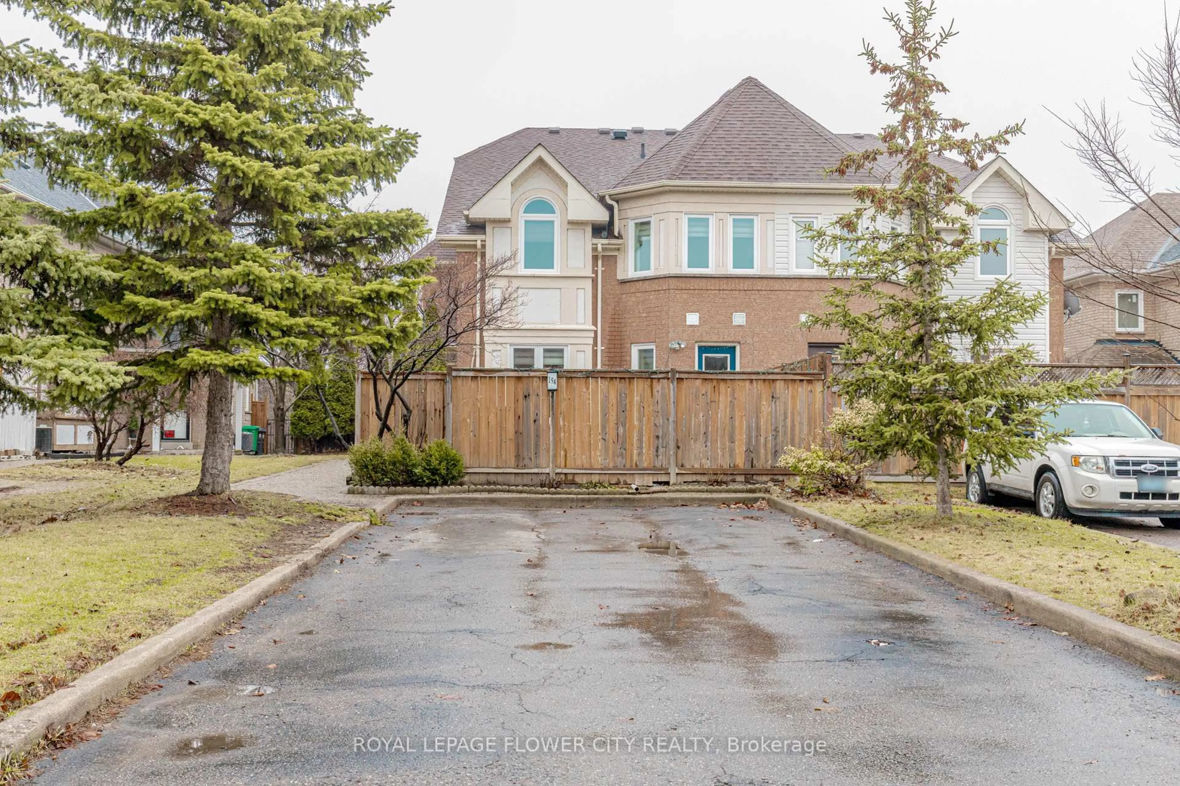 A pic from outside/outdoor area/front of a property/back of a property/a pic from drone, street for 194 Pressed Brick Dr, Brampton Ontario L6V 4K7