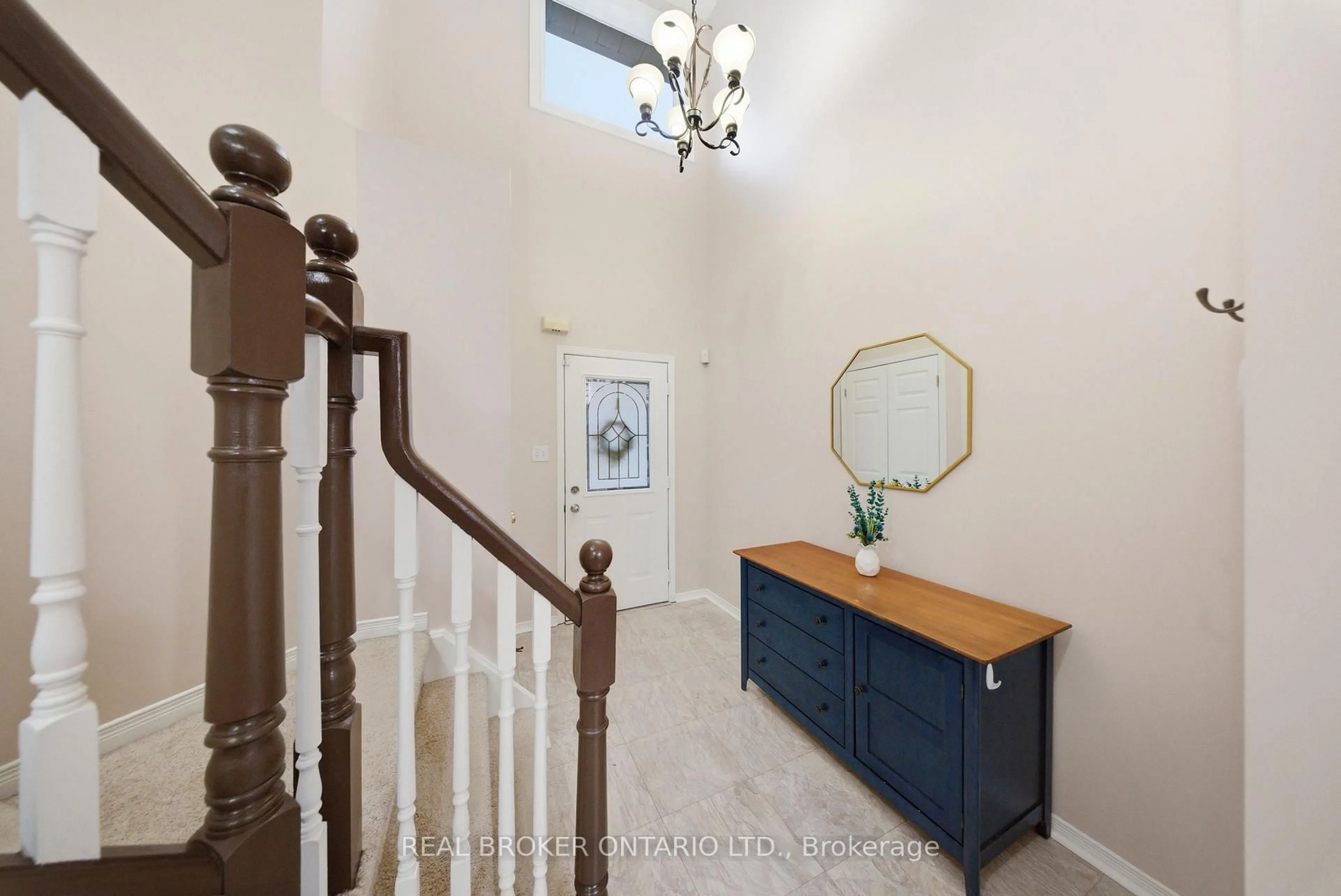 Indoor foyer for 29 Alder St, Orangeville Ontario L9W 5A5
