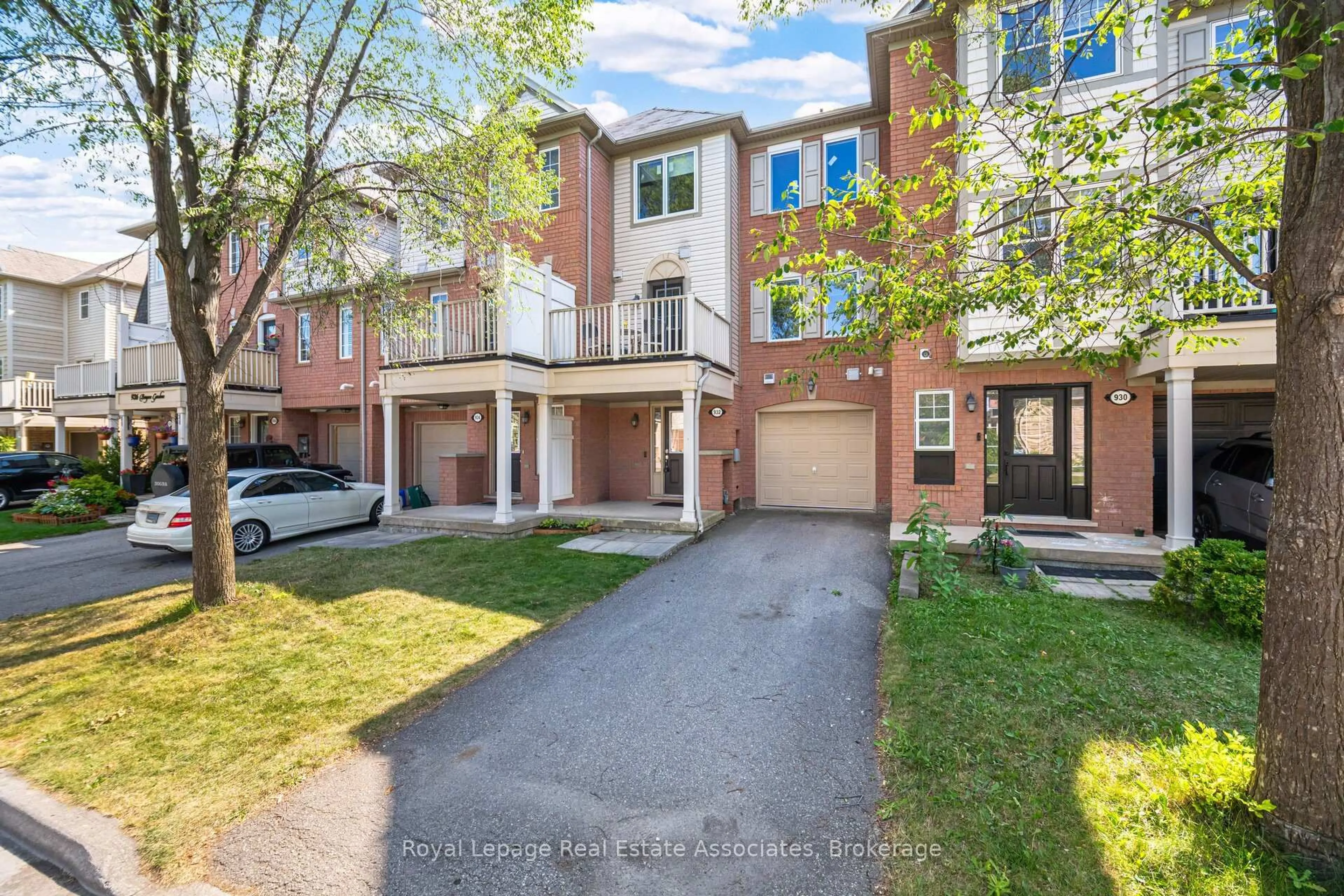 A pic from outside/outdoor area/front of a property/back of a property/a pic from drone, street for 932 Burgess Gdns, Milton Ontario L9T 0K8