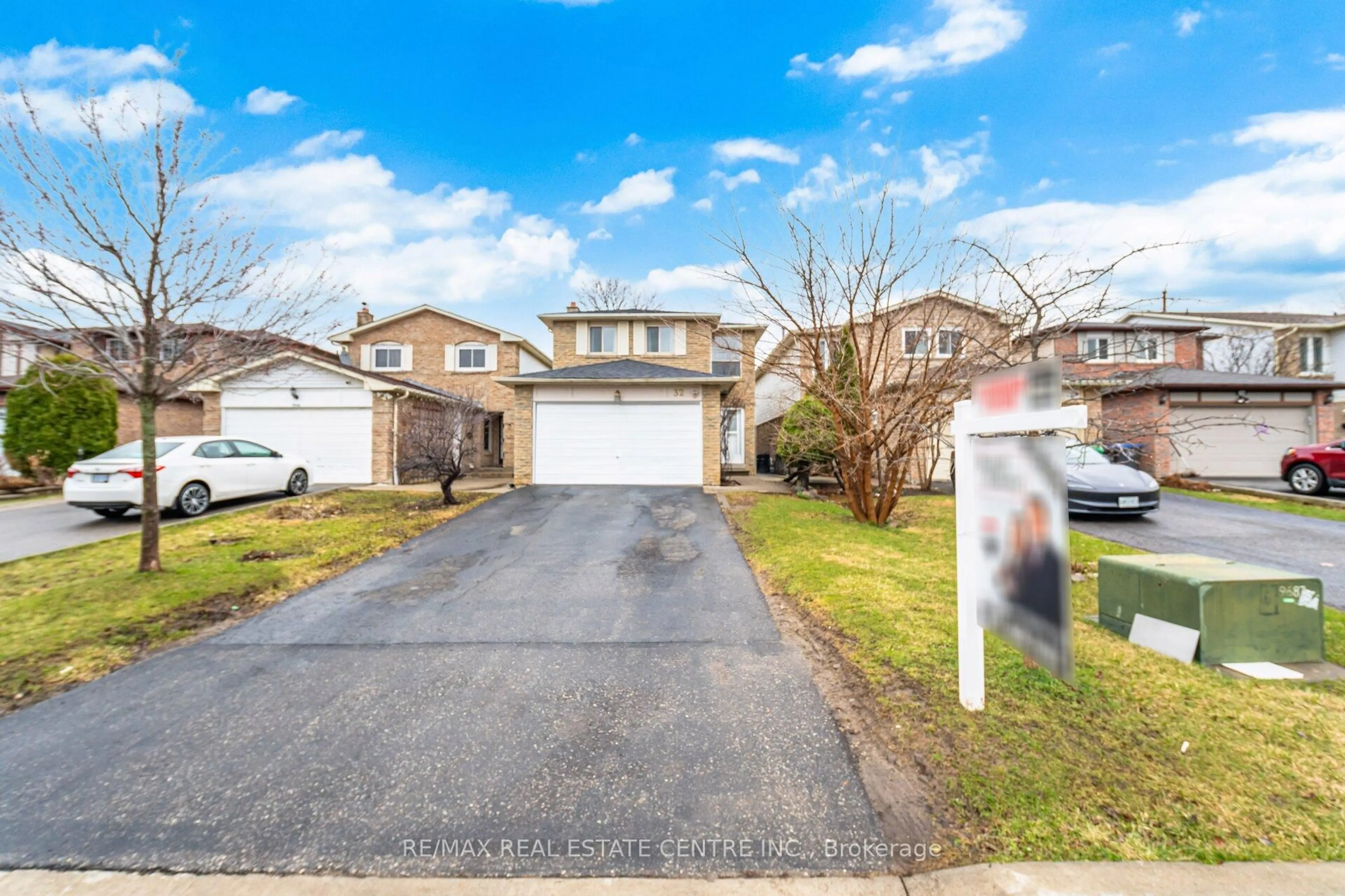 A pic from outside/outdoor area/front of a property/back of a property/a pic from drone, street for 32 Dafoe Cres, Brampton Ontario L6Y 2L2