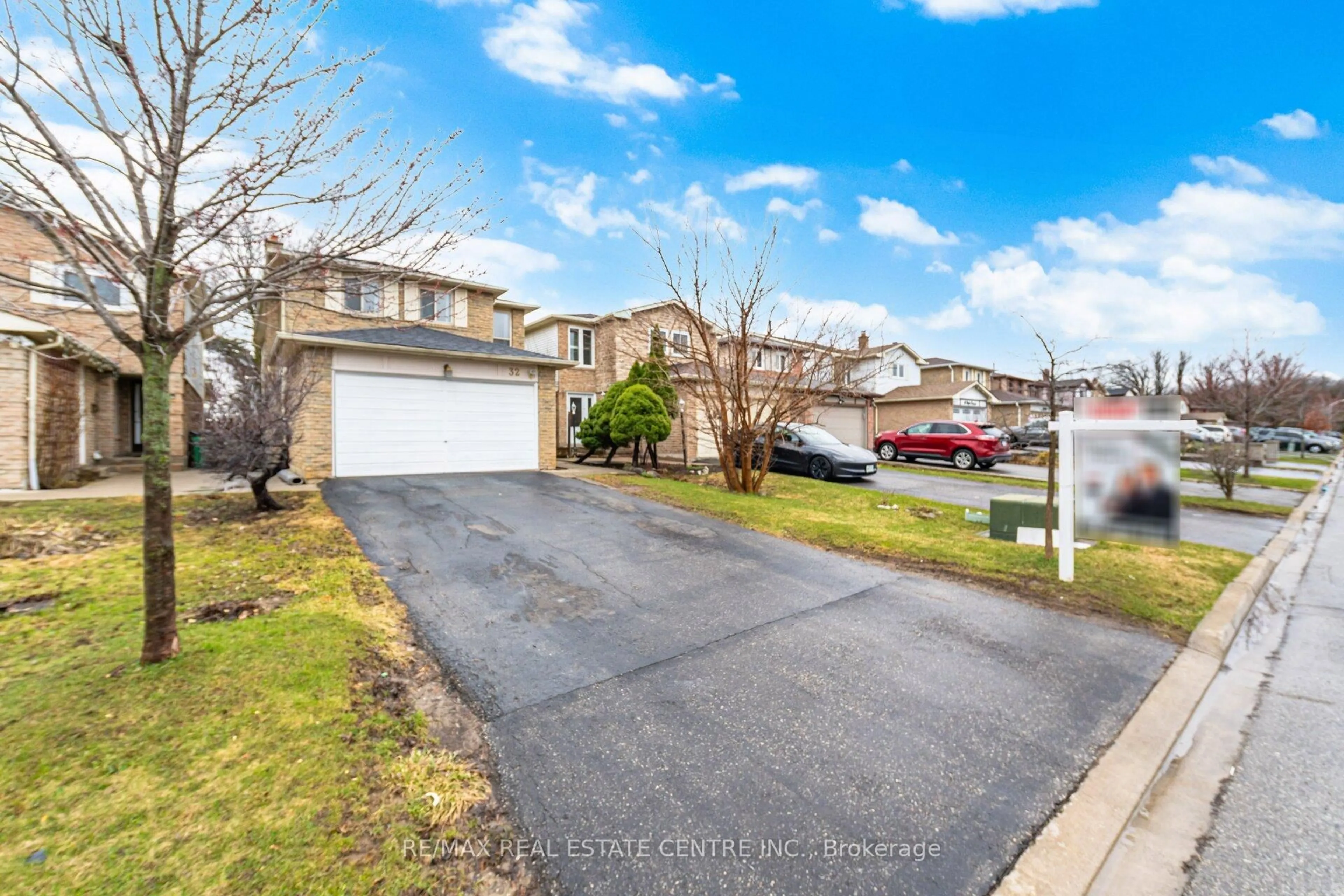 A pic from outside/outdoor area/front of a property/back of a property/a pic from drone, street for 32 Dafoe Cres, Brampton Ontario L6Y 2L2
