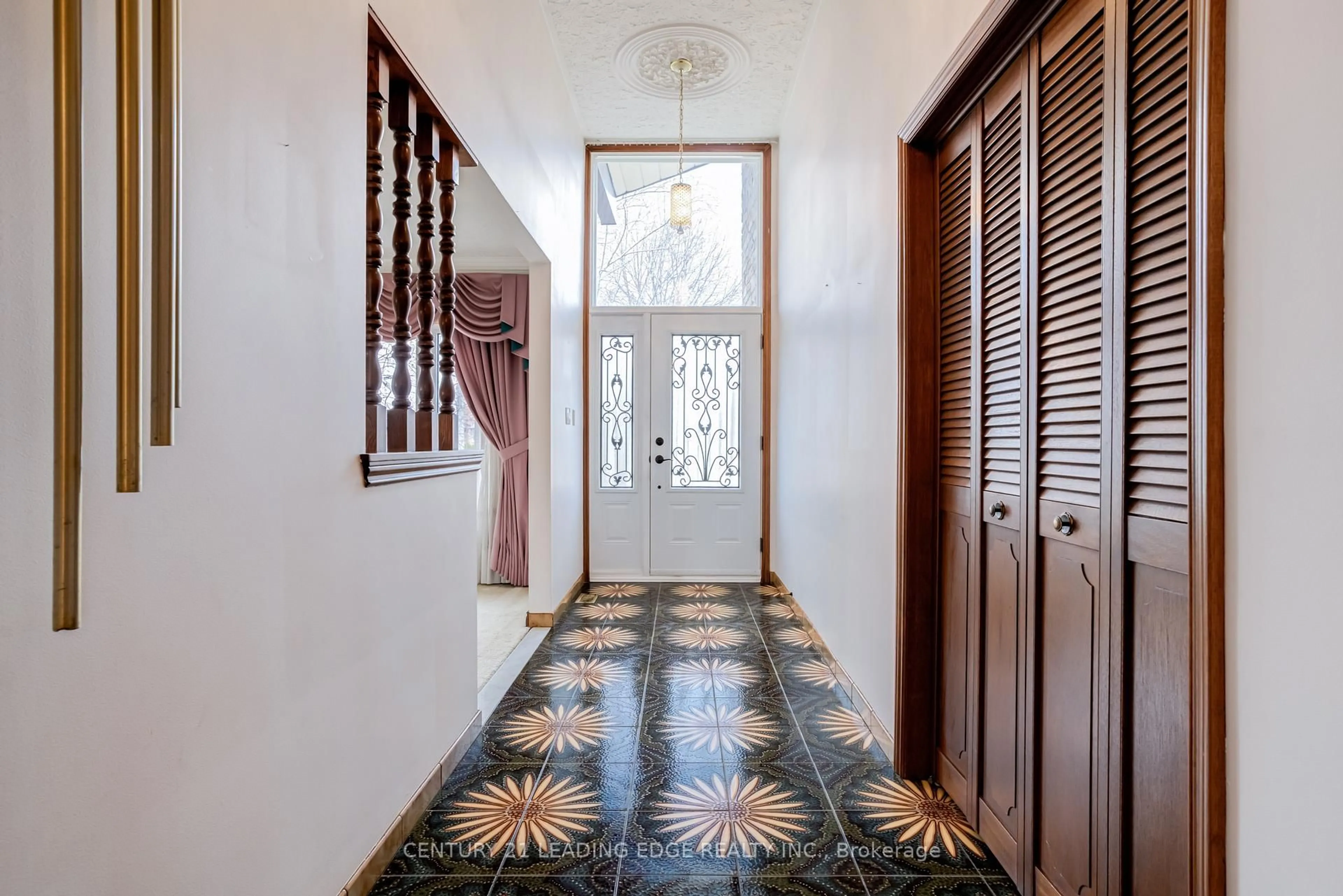 Indoor foyer for 704 Hillman Cres, Mississauga Ontario L4Y 2J2