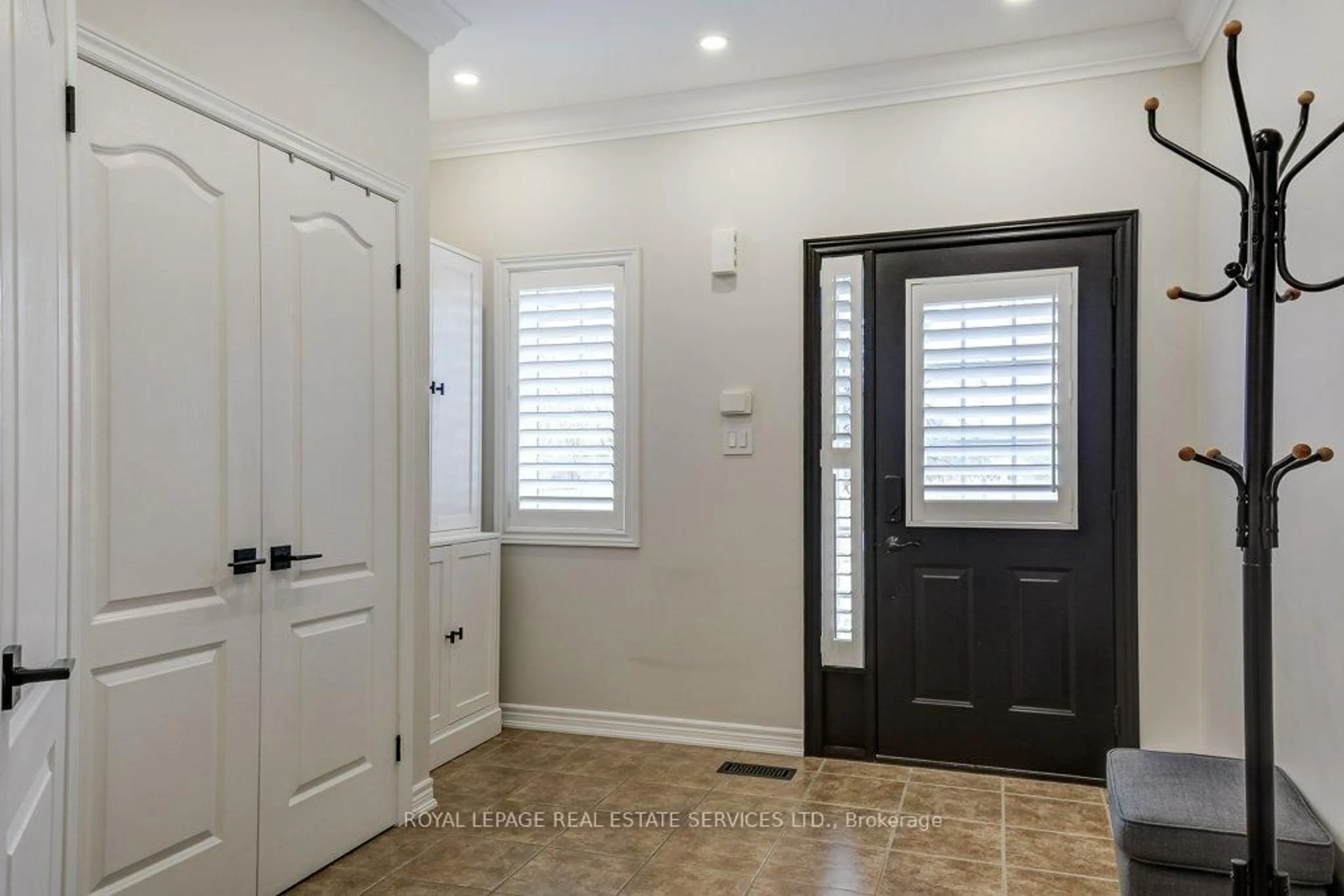 Indoor entryway for 4069 Kilmer Dr, Burlington Ontario L7M 5A6
