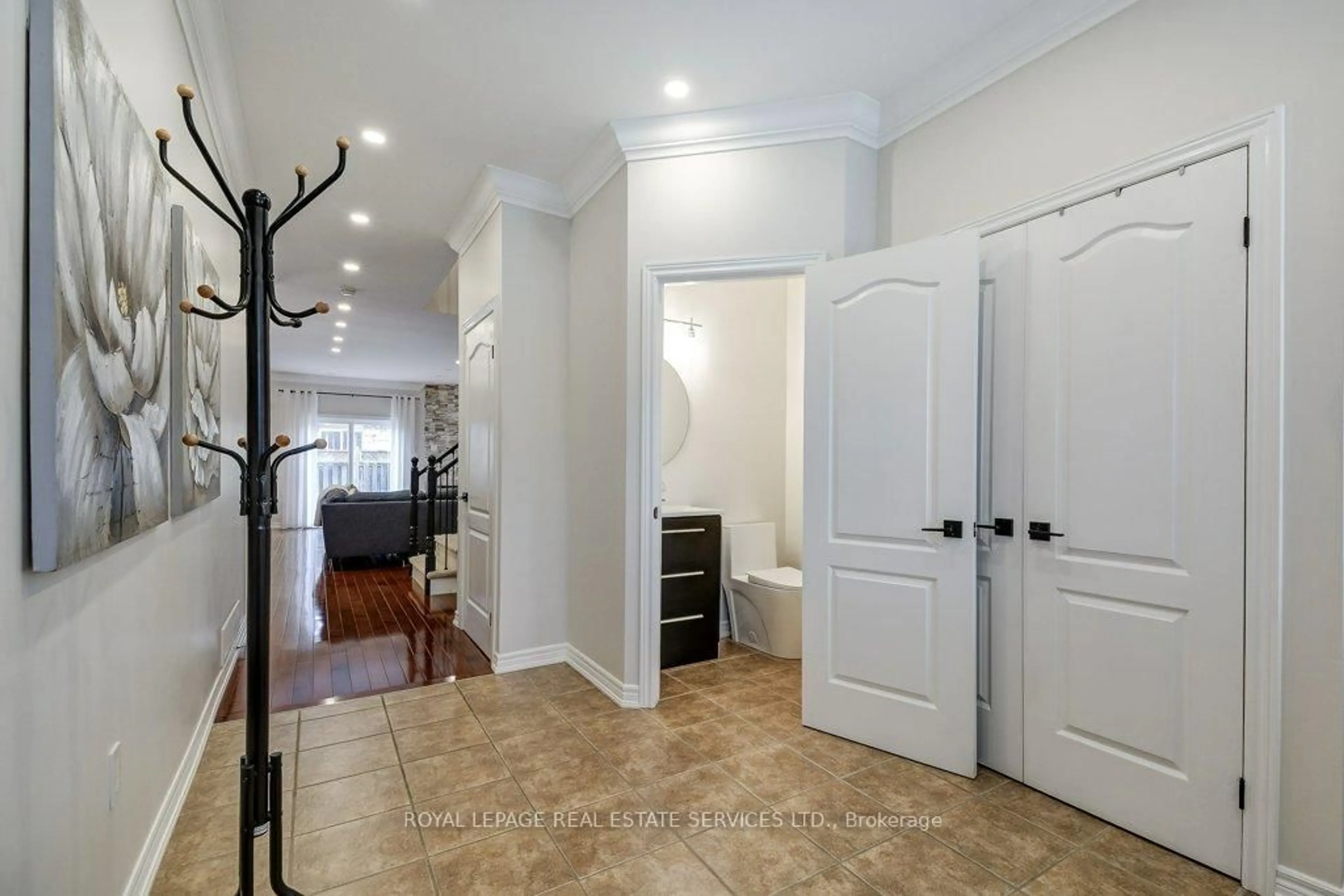 Indoor entryway for 4069 Kilmer Dr, Burlington Ontario L7M 5A6