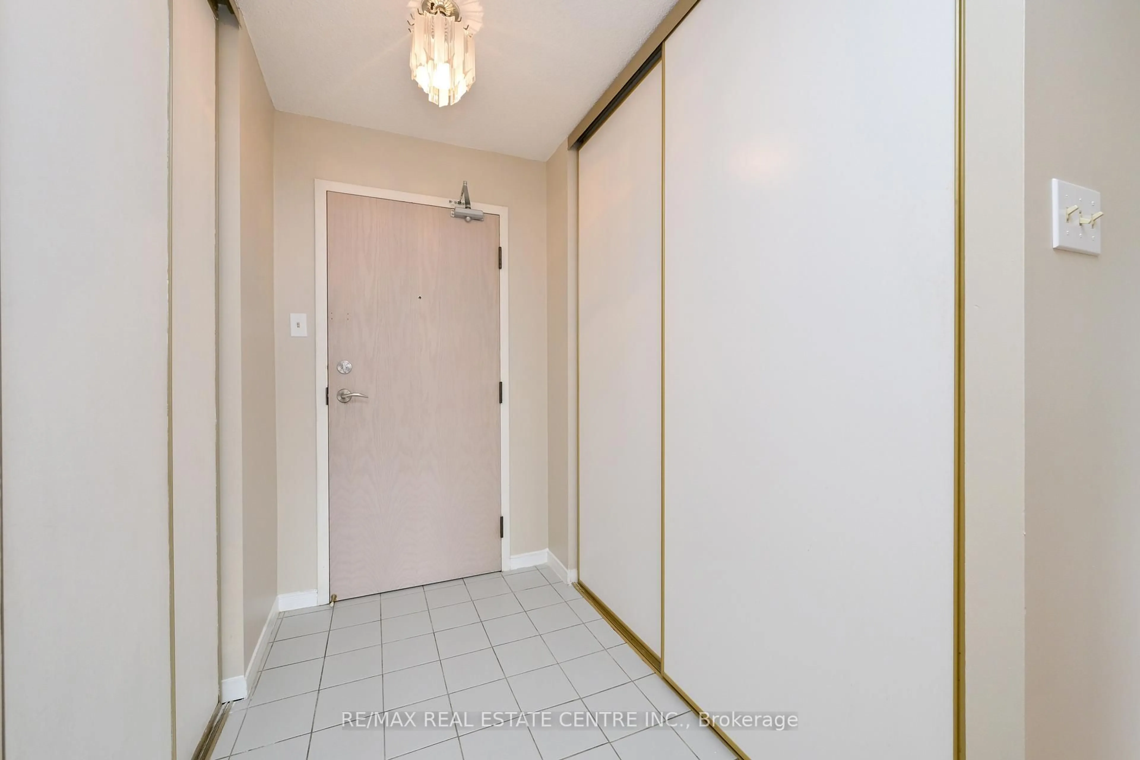 Indoor entryway for 330 Rathburn Rd ##609, Mississauga Ontario L5B 3Y1