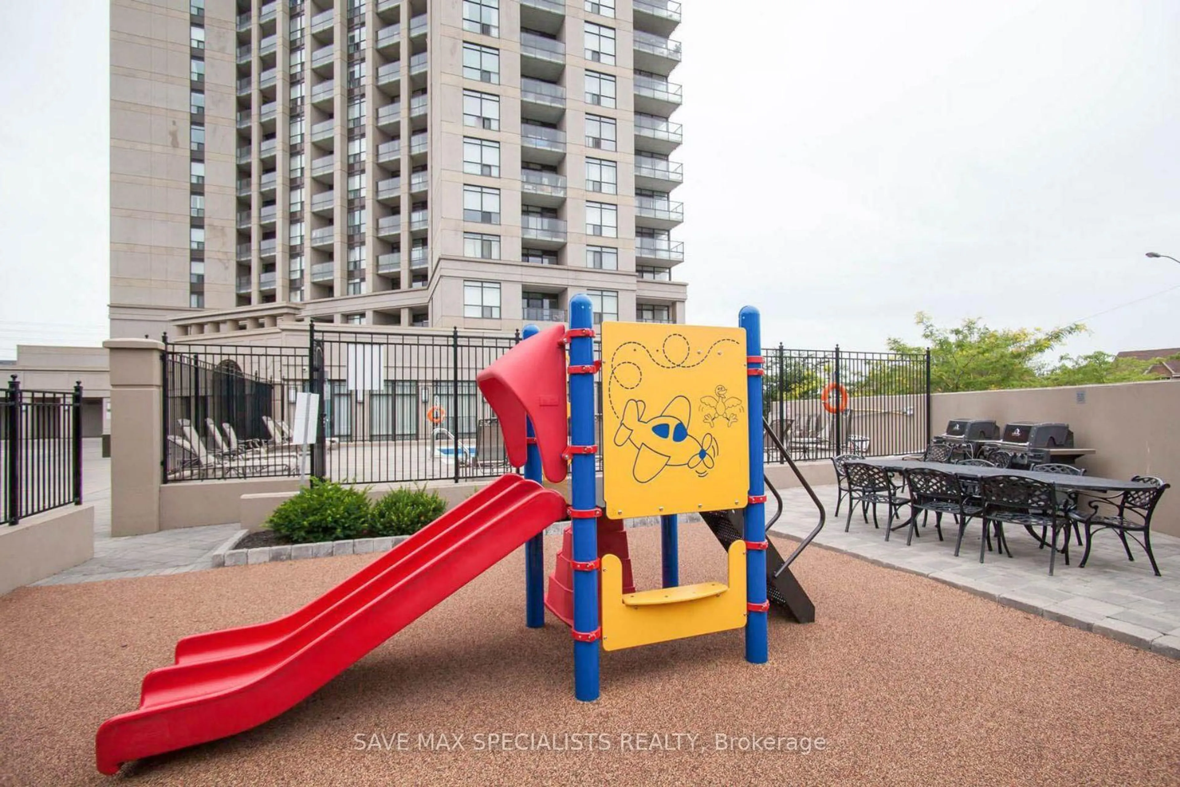 Patio, building for 220 Forum Dr #1809, Mississauga Ontario L4Z 4K1