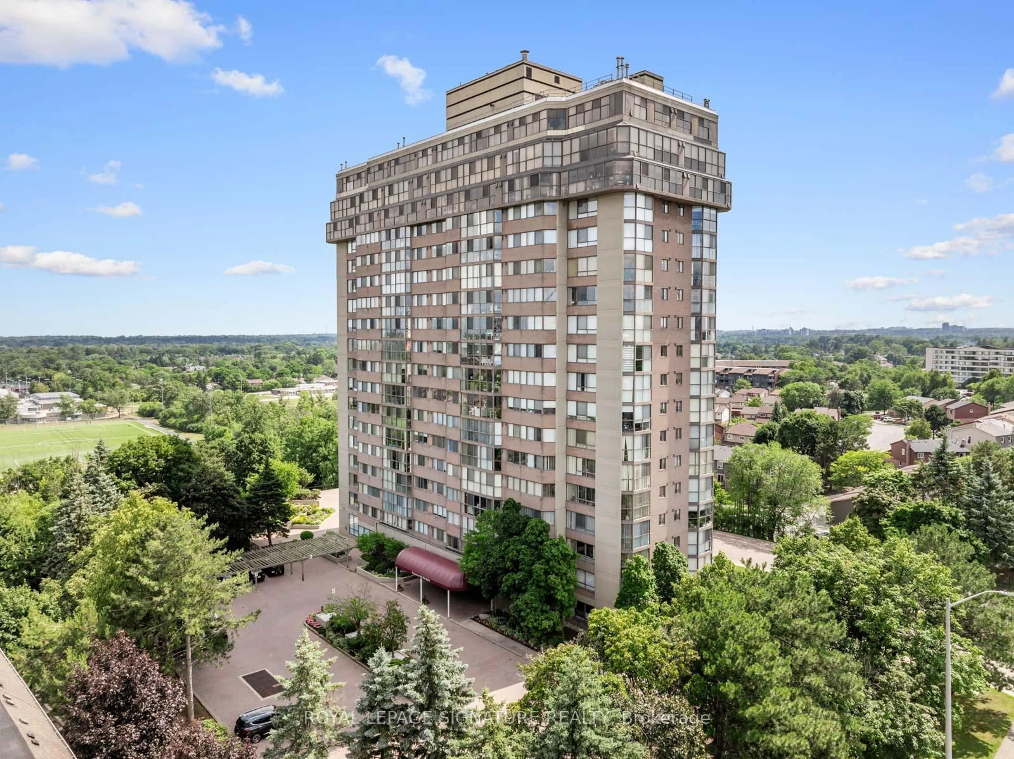 A pic from outside/outdoor area/front of a property/back of a property/a pic from drone, city buildings view from balcony for 880 Dundas St #LPH4, Mississauga Ontario L5C 4H3