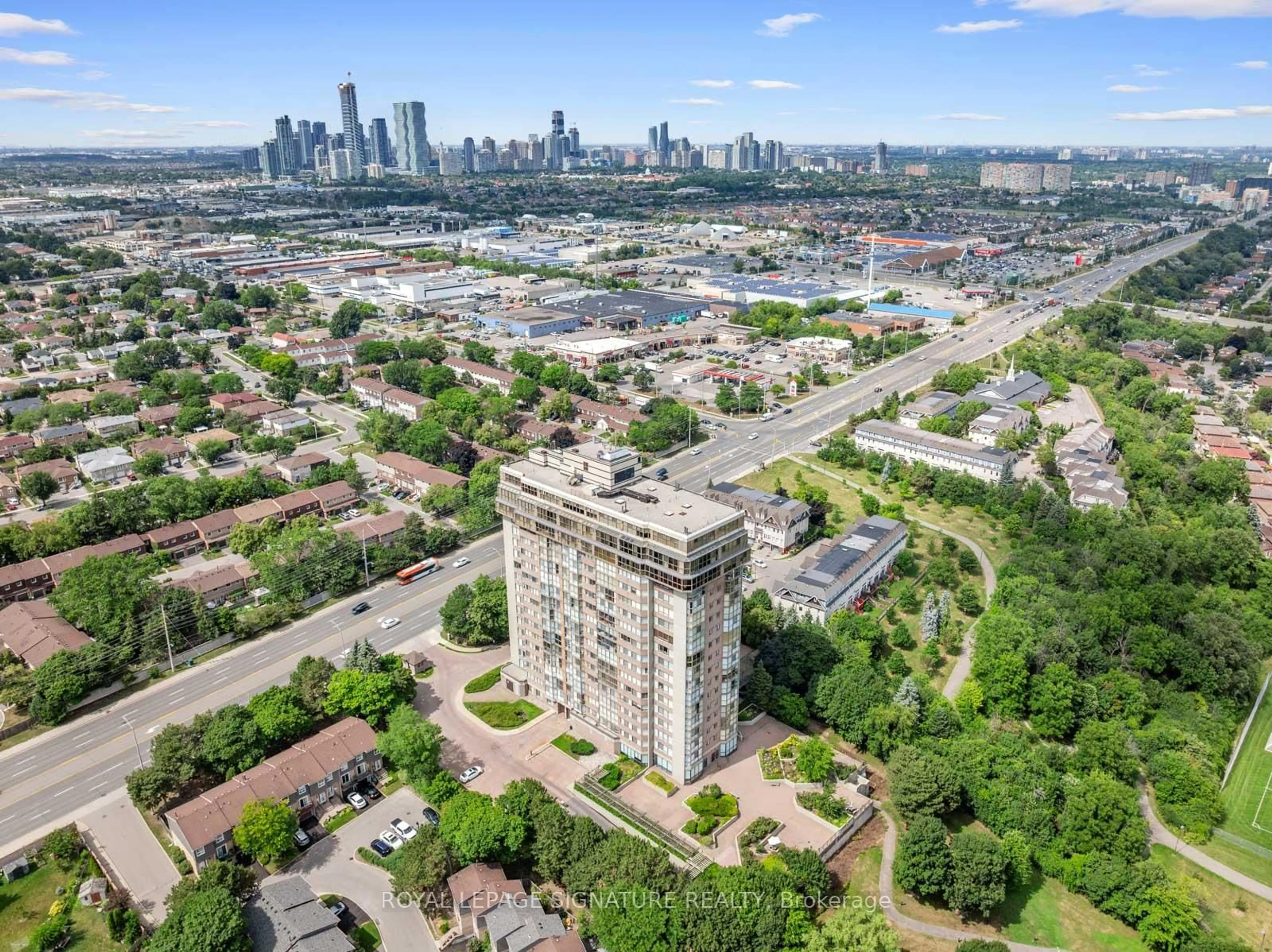 A pic from outside/outdoor area/front of a property/back of a property/a pic from drone, city buildings view from balcony for 880 Dundas St #LPH4, Mississauga Ontario L5C 4H3
