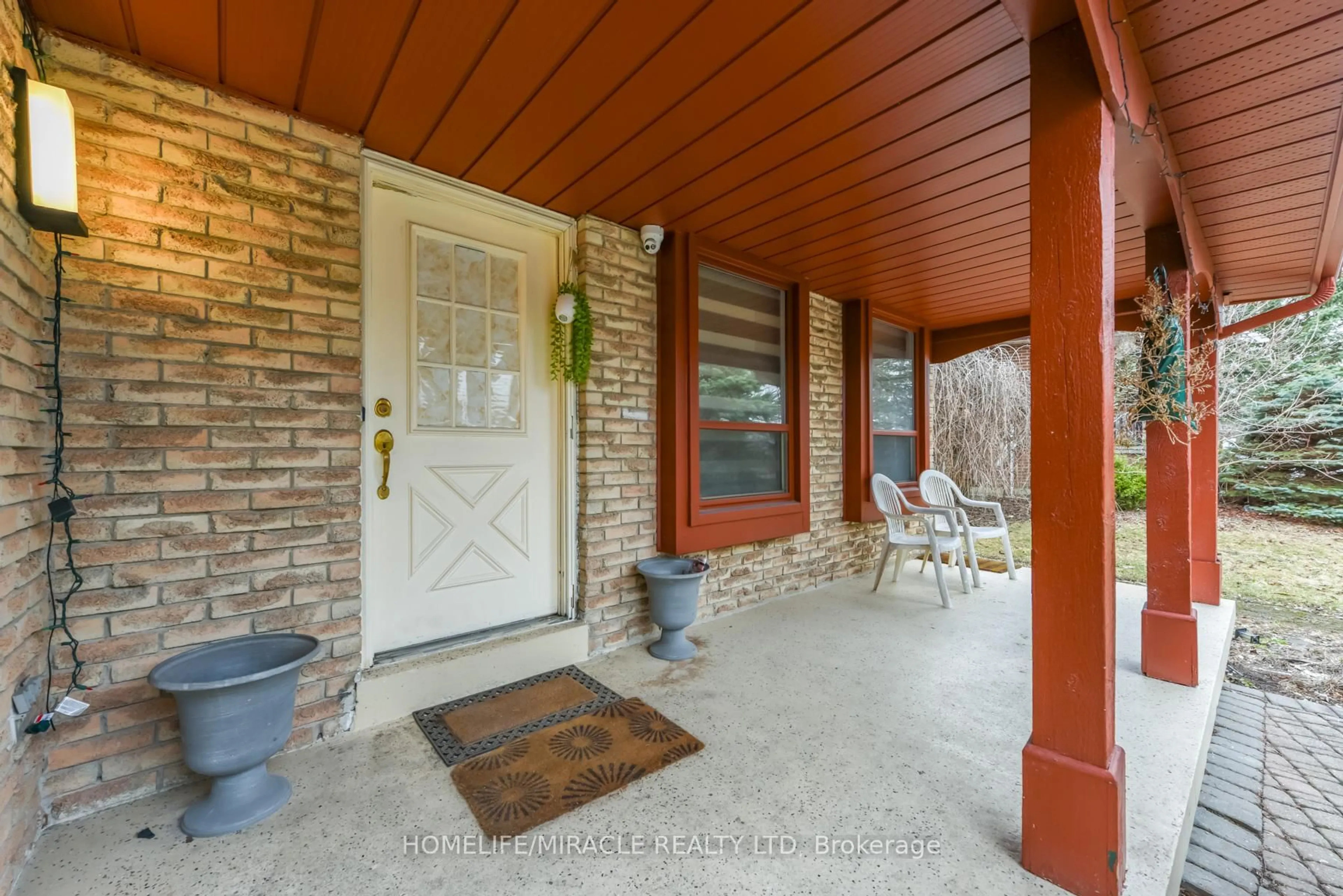 Indoor entryway for 67 Massey St, Brampton Ontario L6S 3A3