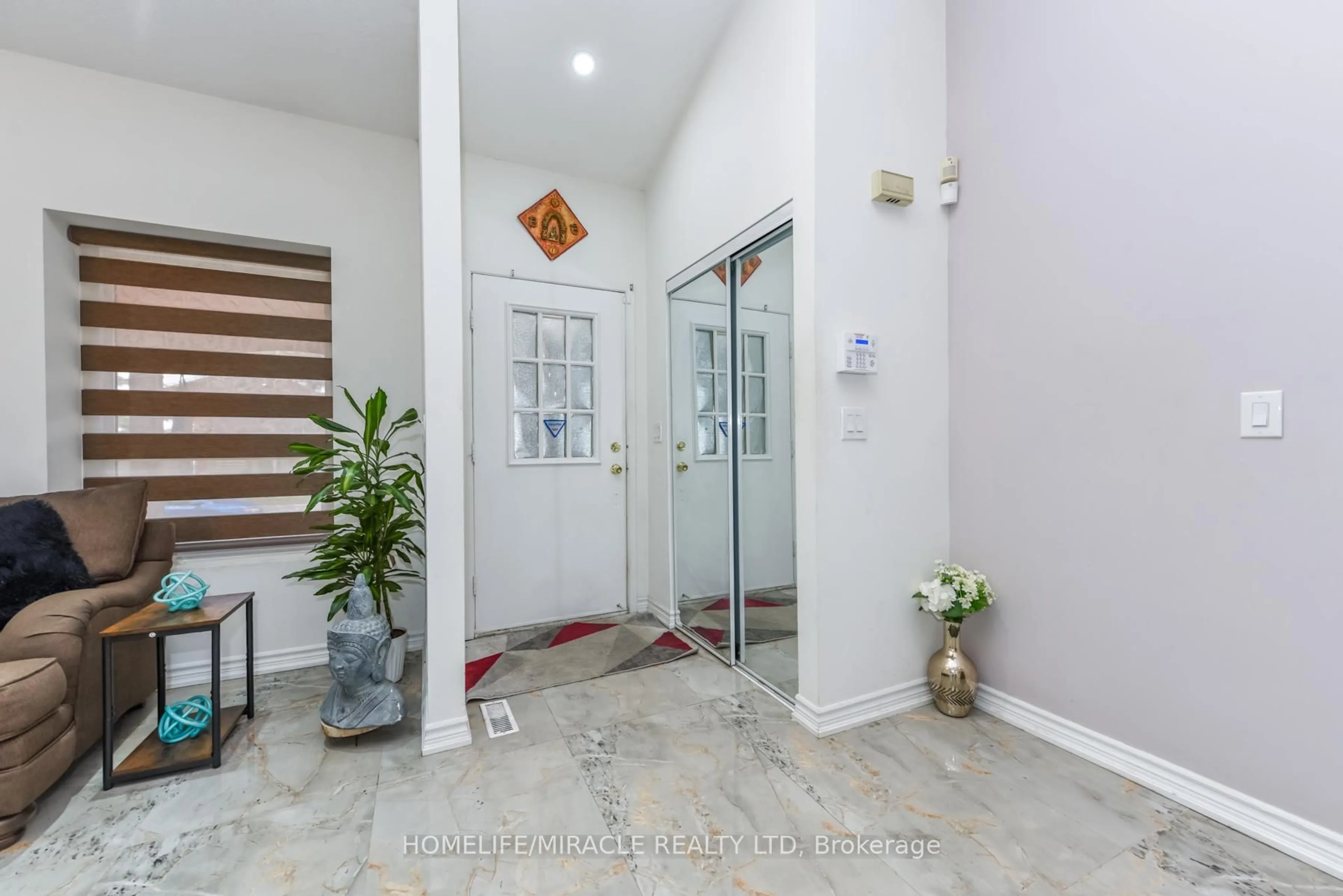 Indoor foyer for 67 Massey St, Brampton Ontario L6S 3A3