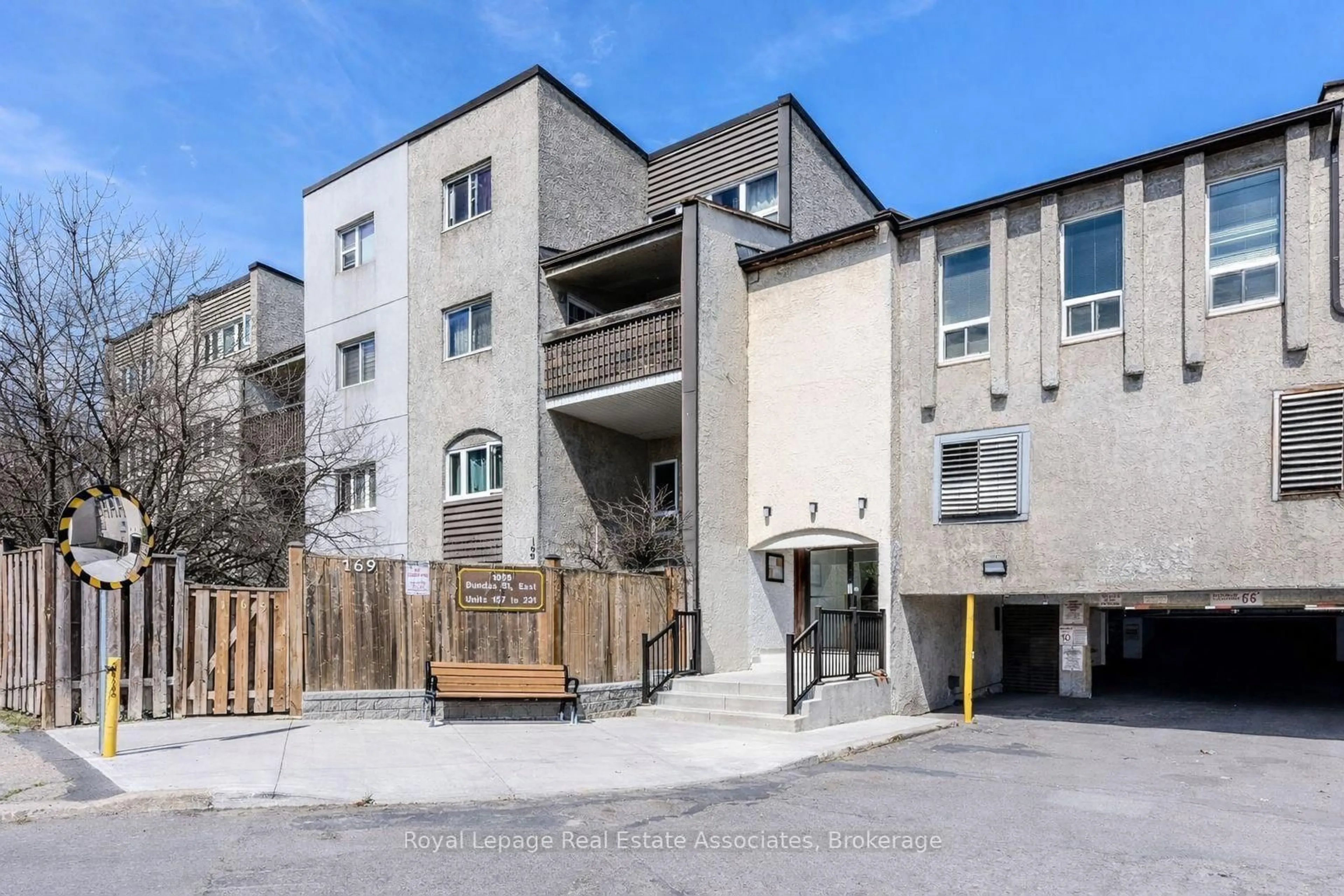 Patio, building for 1055 Dundas St #222, Mississauga Ontario L4Y 3X6