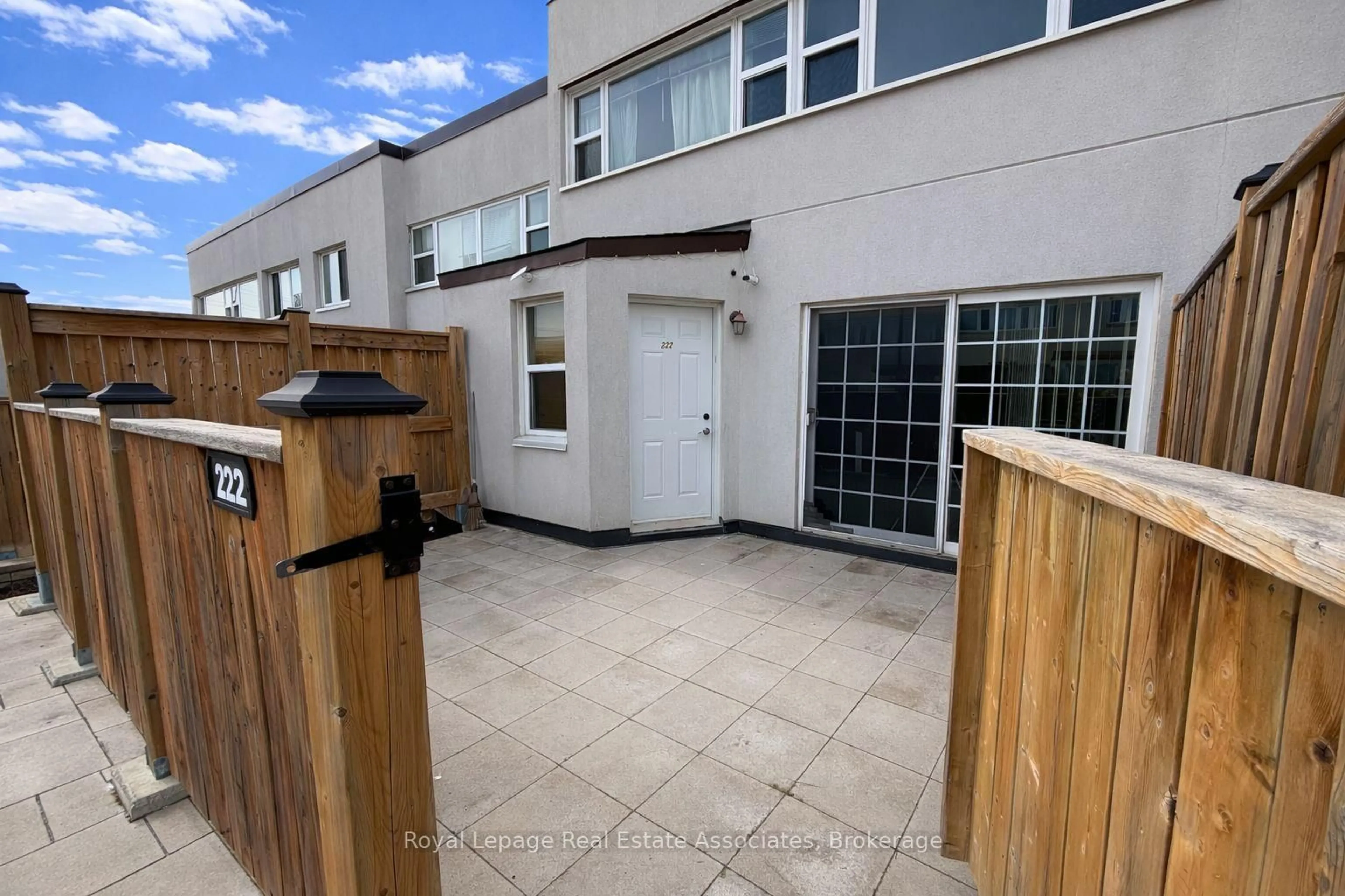 A pic from outside/outdoor area/front of a property/back of a property/a pic from drone, street for 1055 Dundas St #222, Mississauga Ontario L4Y 3X6