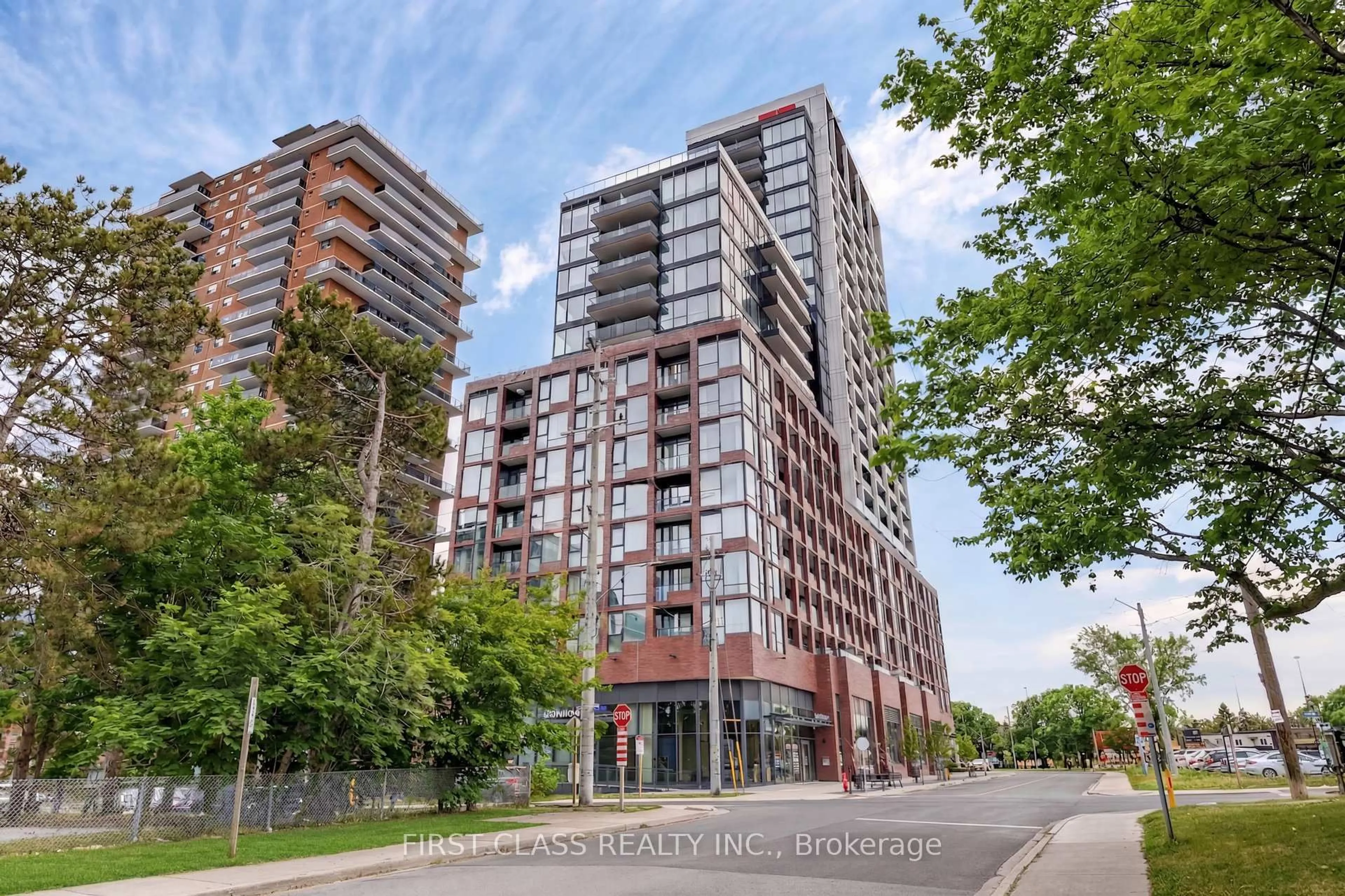 A pic from outside/outdoor area/front of a property/back of a property/a pic from drone, unknown for 28 ANN St #909, Mississauga Ontario L5G 0E1