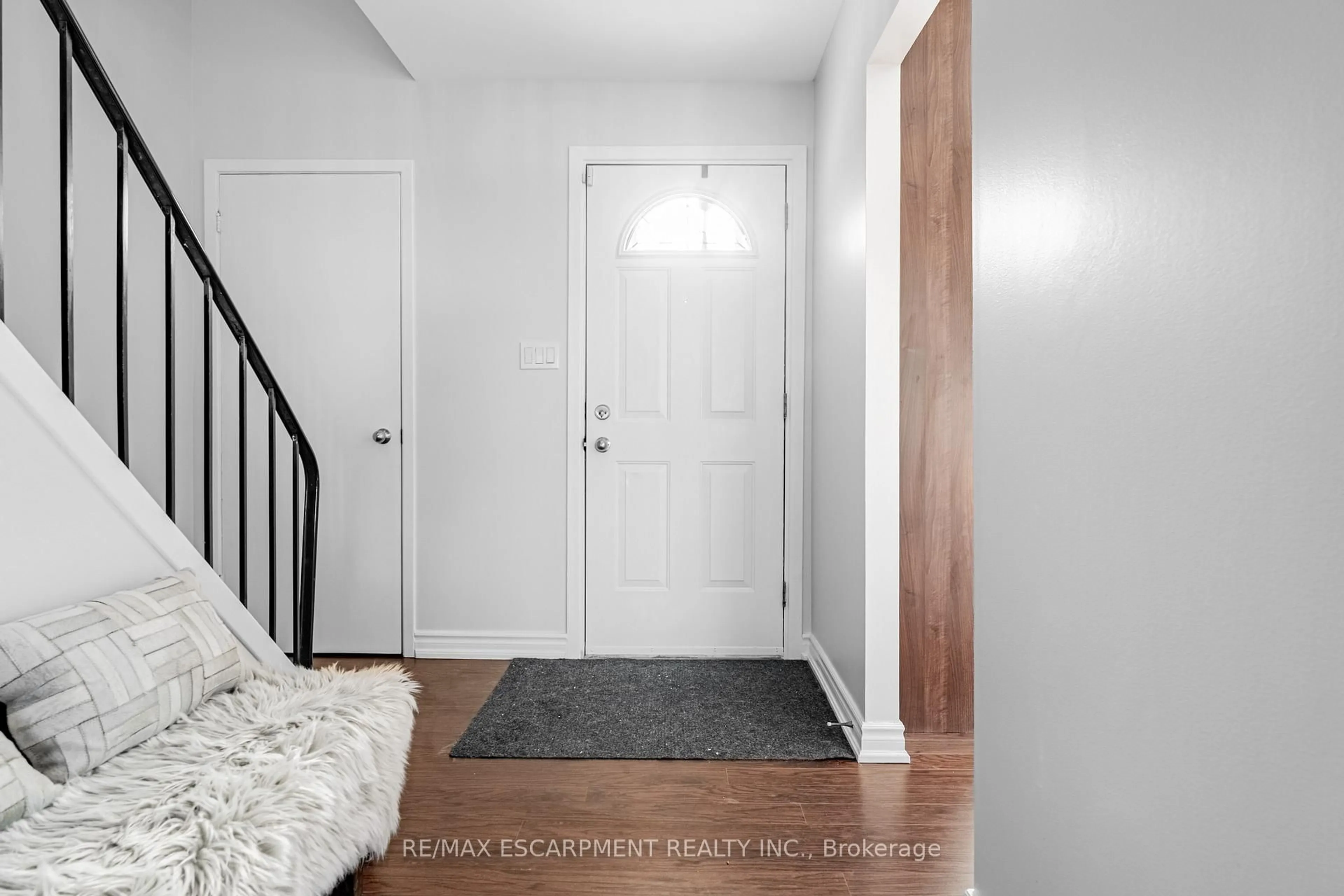 Indoor entryway for 6650 Falconer Dr #19, Mississauga Ontario L5N 1B5