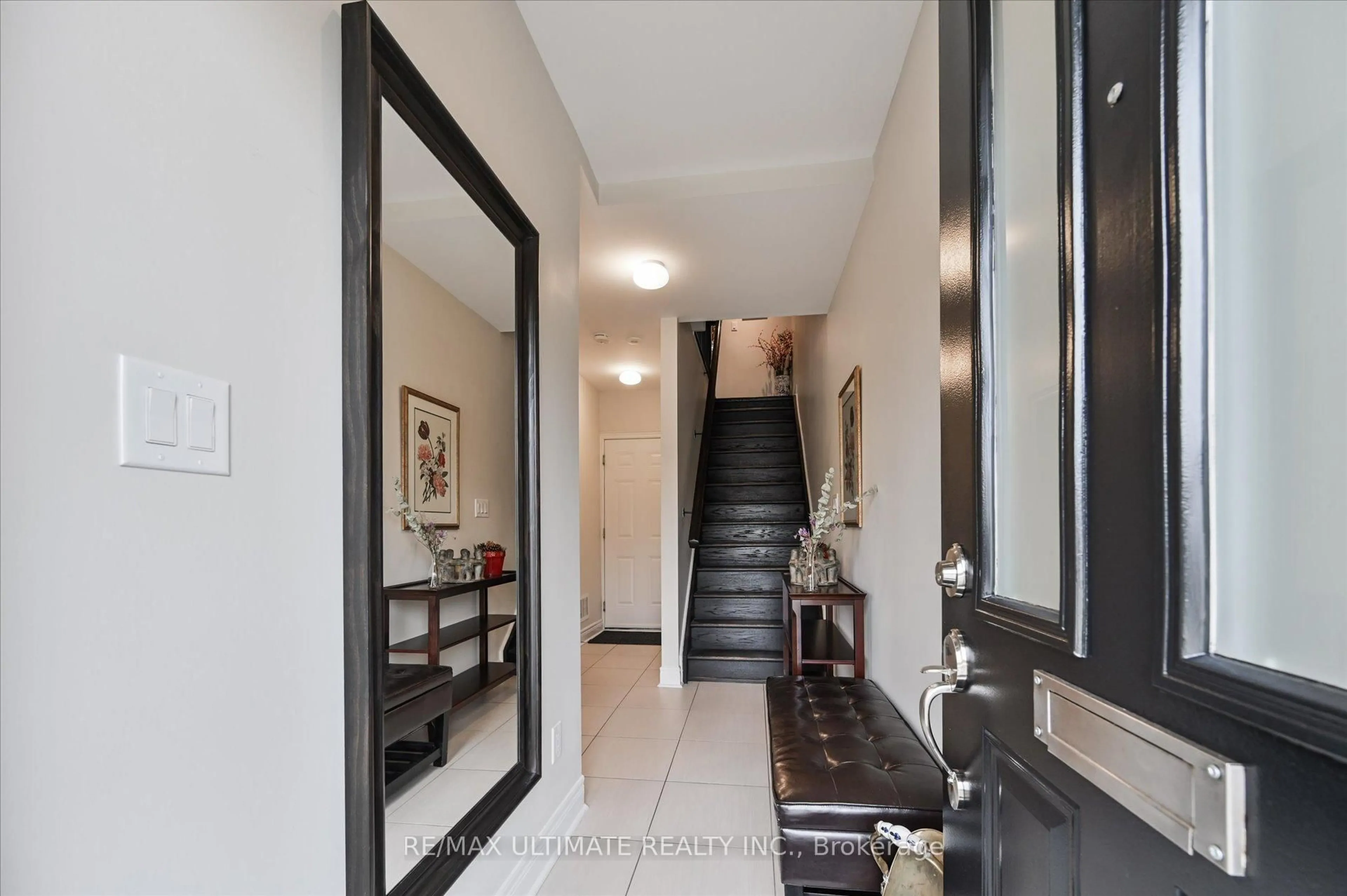 Indoor entryway for 1860 Burnhamthorpe Rd, Mississauga Ontario L4X 2S5
