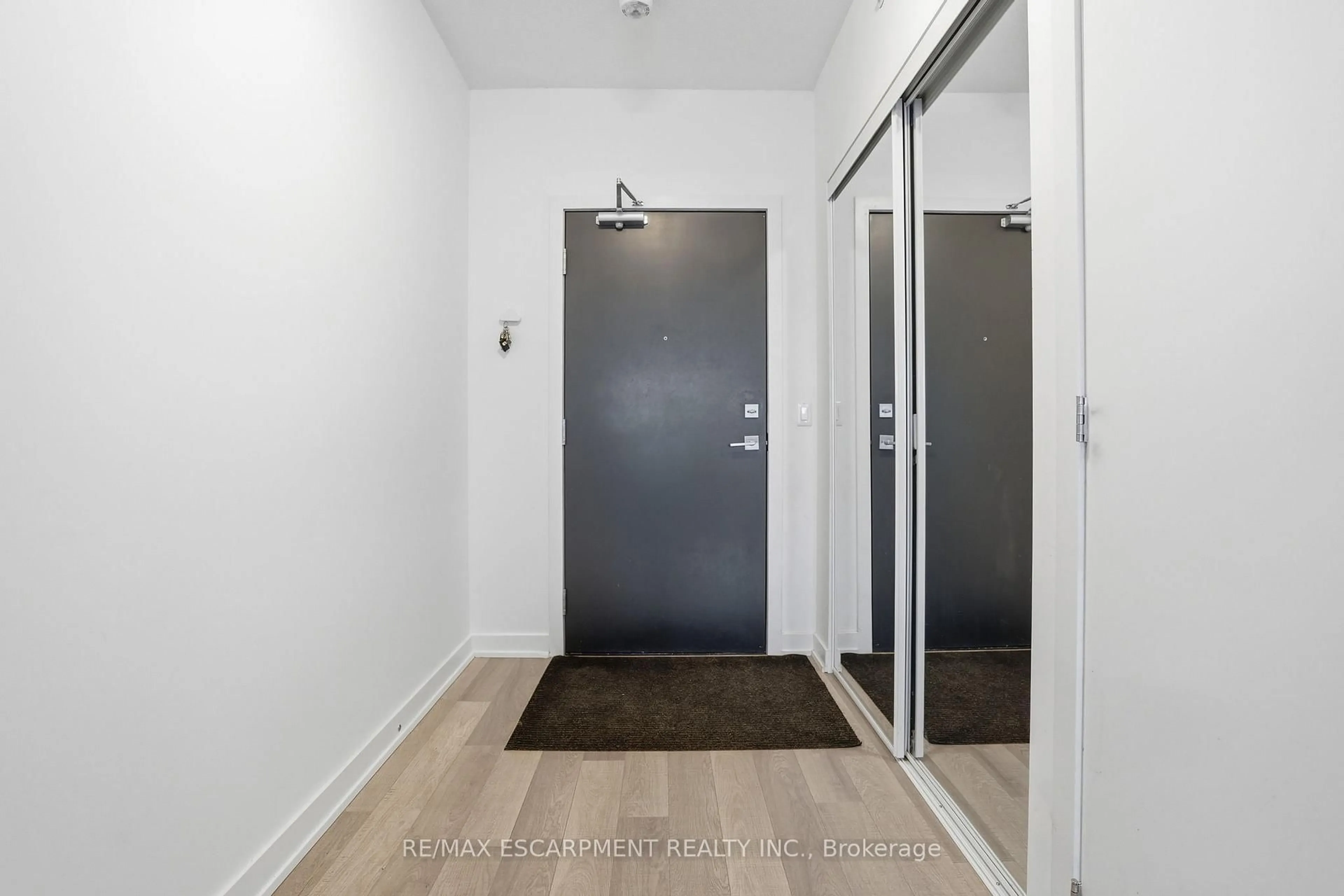 Indoor entryway for 5240 Dundas St #B418, Burlington Ontario L7L 0J6