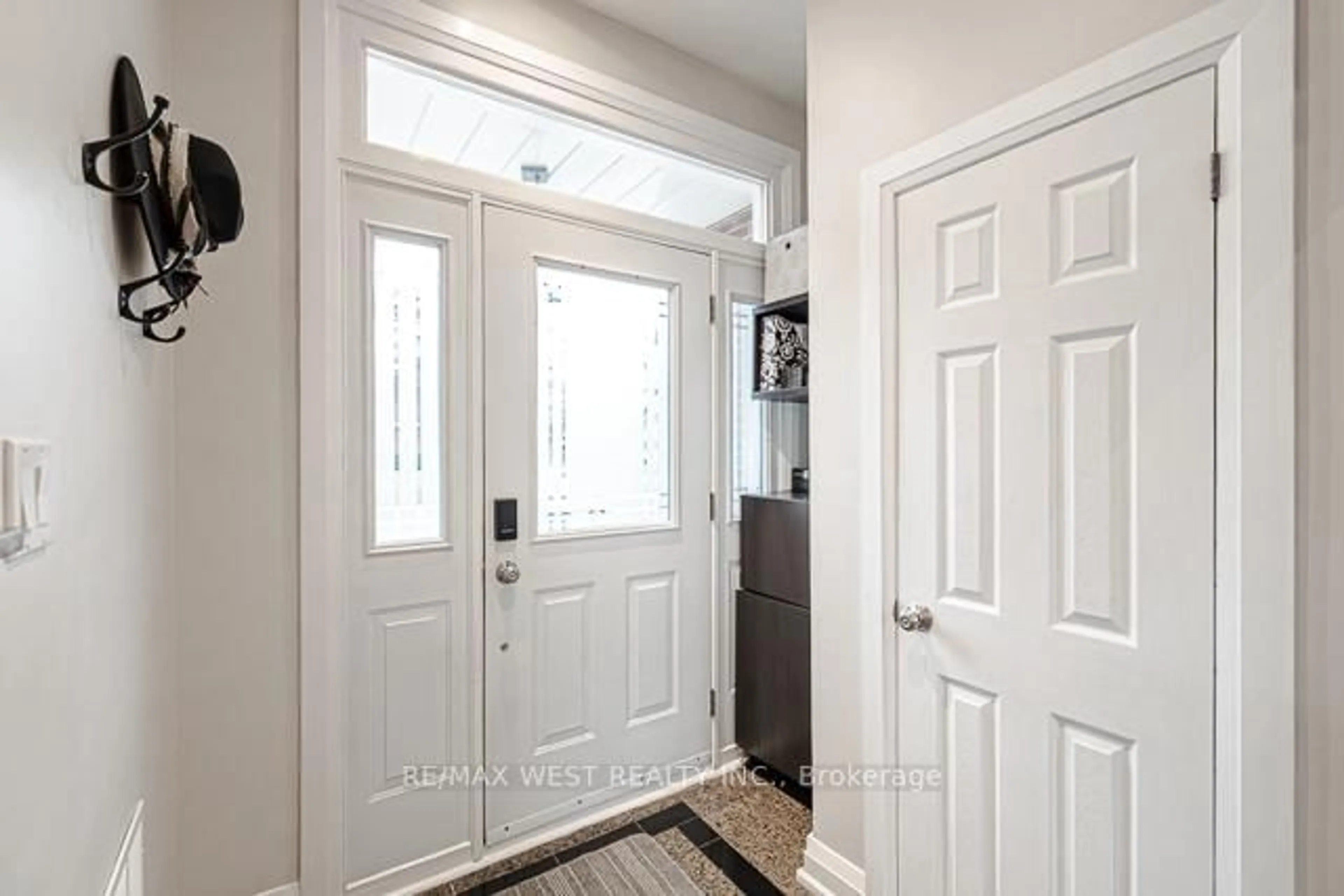 Indoor entryway for 17 Saybrook Ave, Toronto Ontario M8Z 2V3