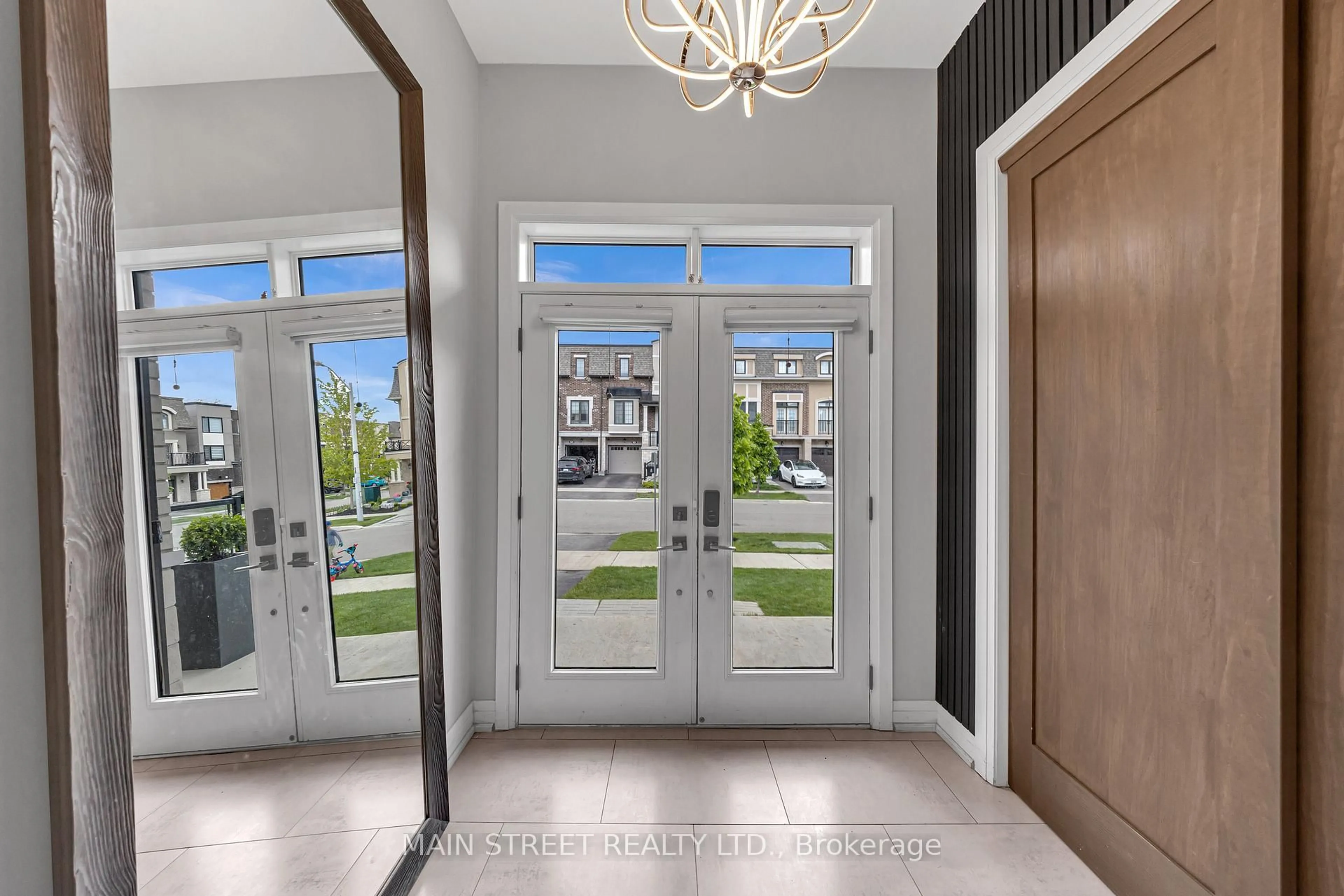 Indoor entryway for 6 Vaudeville Dr, Toronto Ontario M8W 0B5
