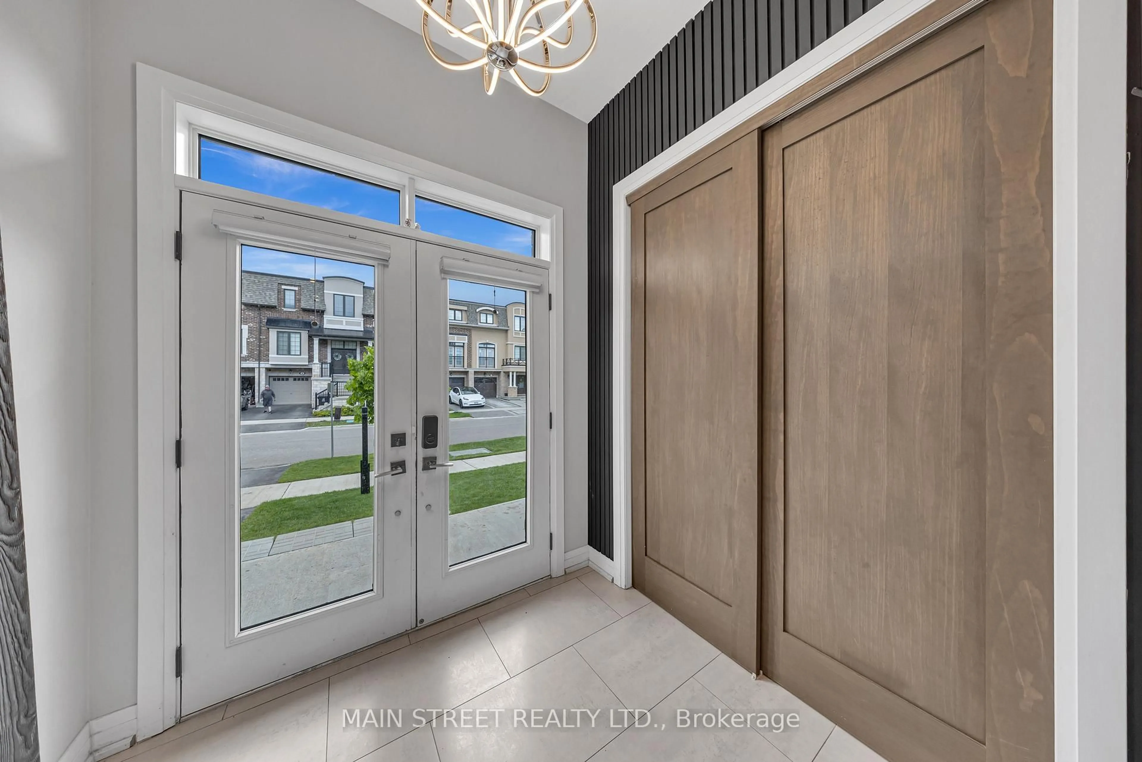 Indoor entryway for 6 Vaudeville Dr, Toronto Ontario M8W 0B5