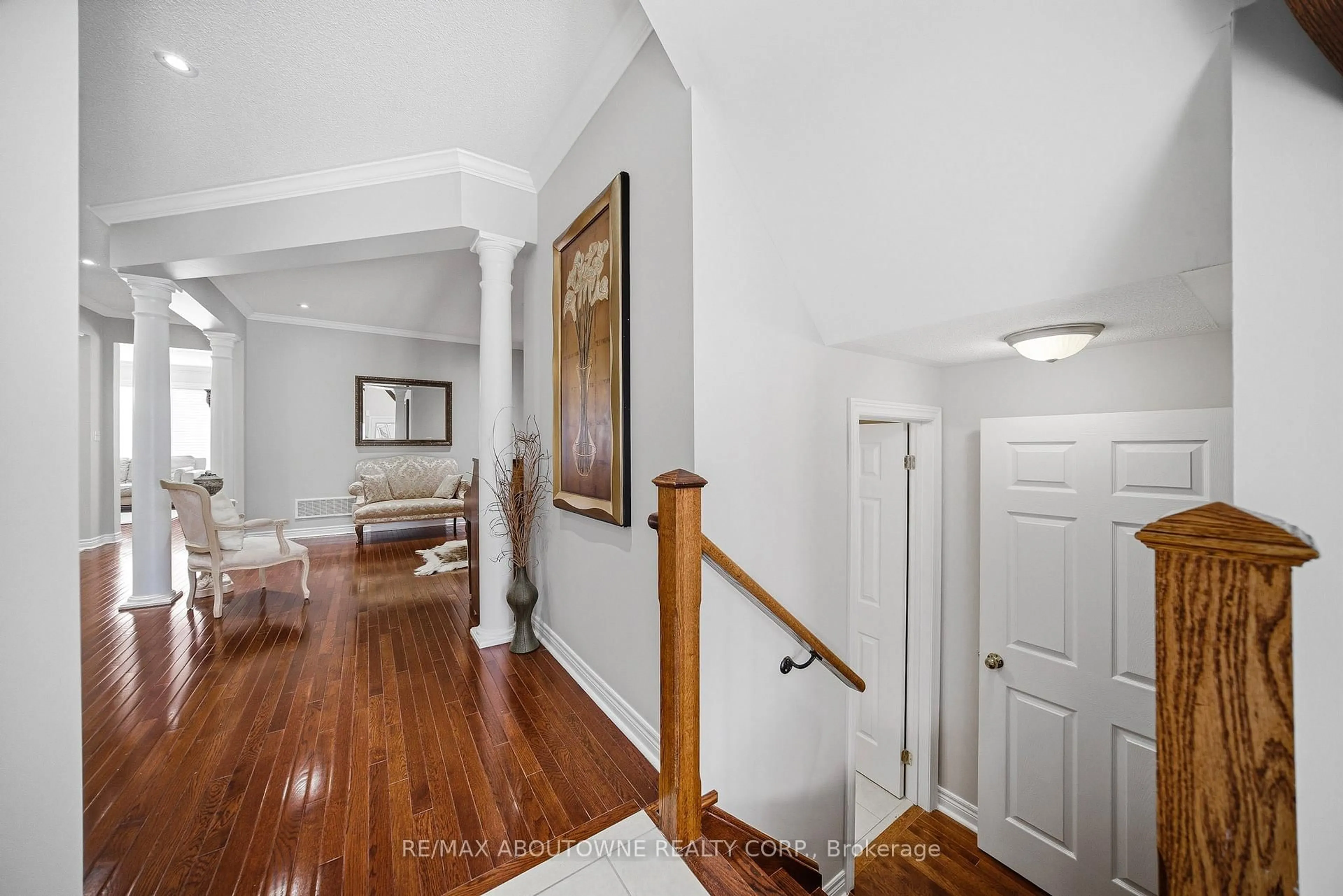 Indoor foyer for 884 Stoutt Cres, Milton Ontario L9T 7R1