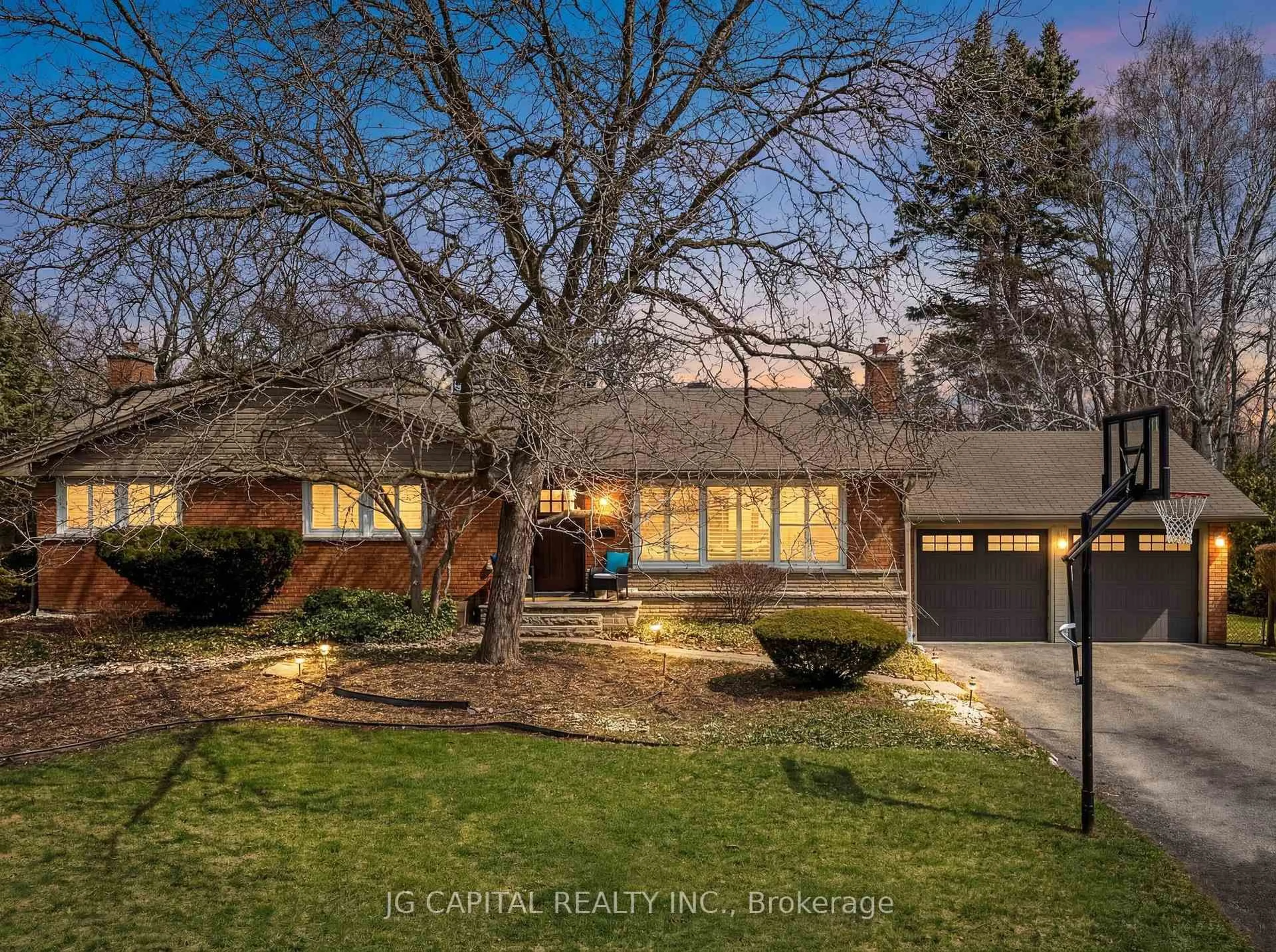 A pic from outside/outdoor area/front of a property/back of a property/a pic from drone, street for 319 South Crt, Burlington Ontario L7N 1S8