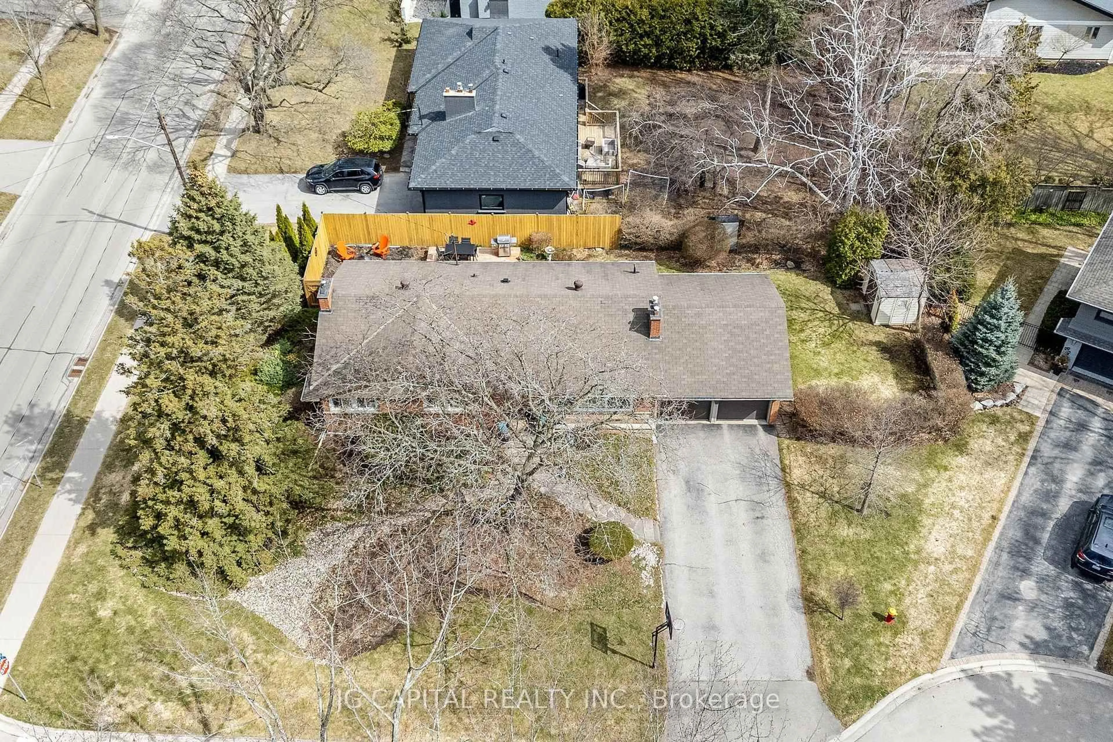 A pic from outside/outdoor area/front of a property/back of a property/a pic from drone, street for 319 South Crt, Burlington Ontario L7N 1S8