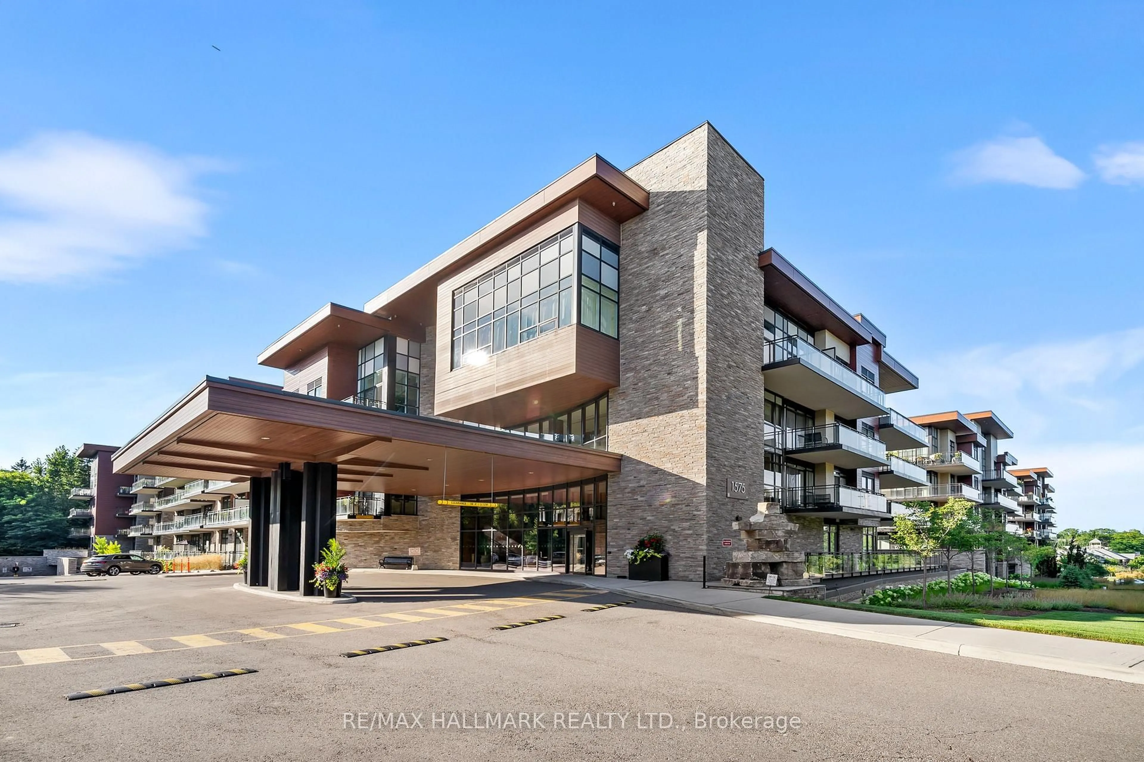 Indoor foyer for 1575 Lakeshore Rd #111, Mississauga Ontario L5J 1J4