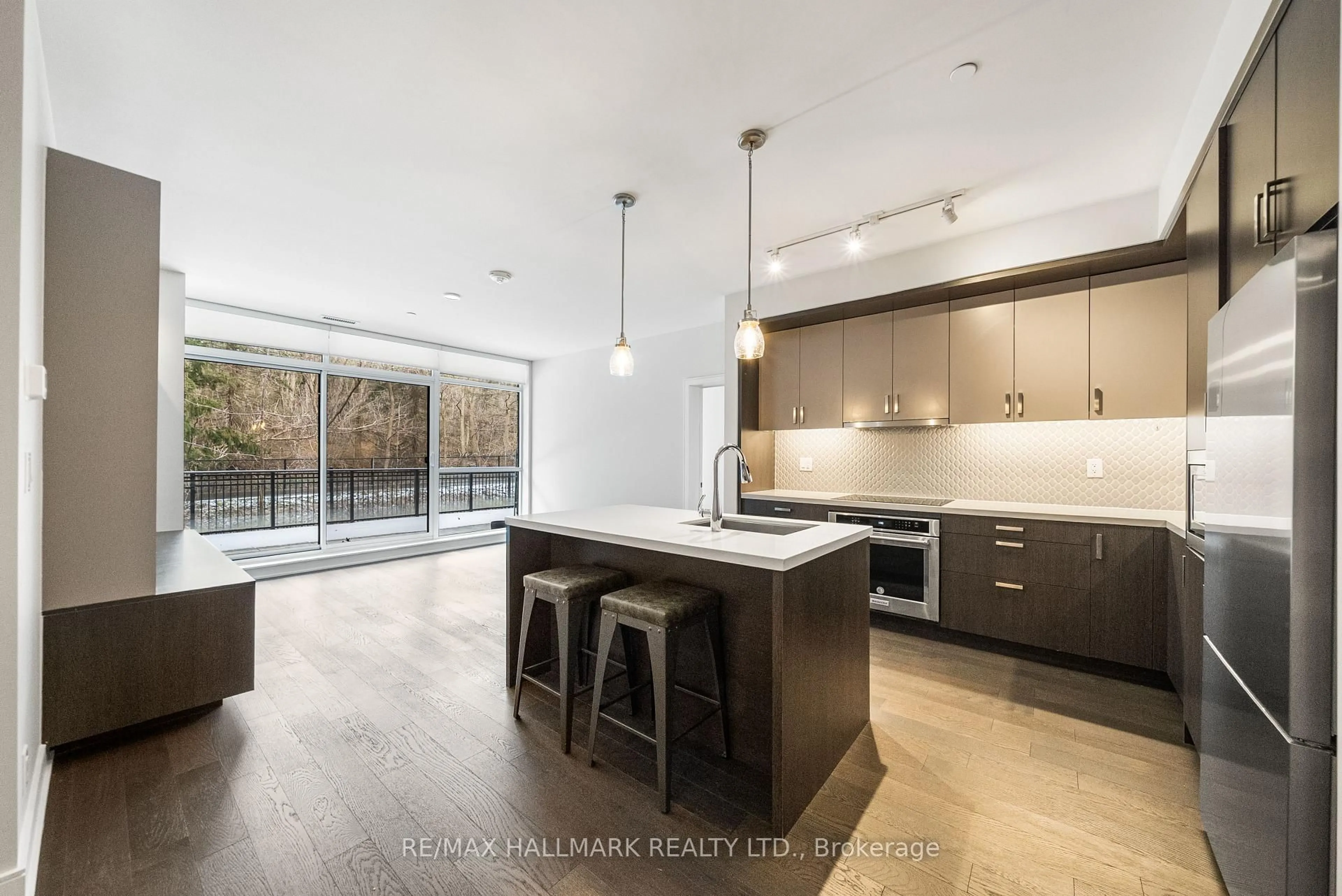 Open concept kitchen, wood/laminate floor for 1575 Lakeshore Rd #111, Mississauga Ontario L5J 1J4