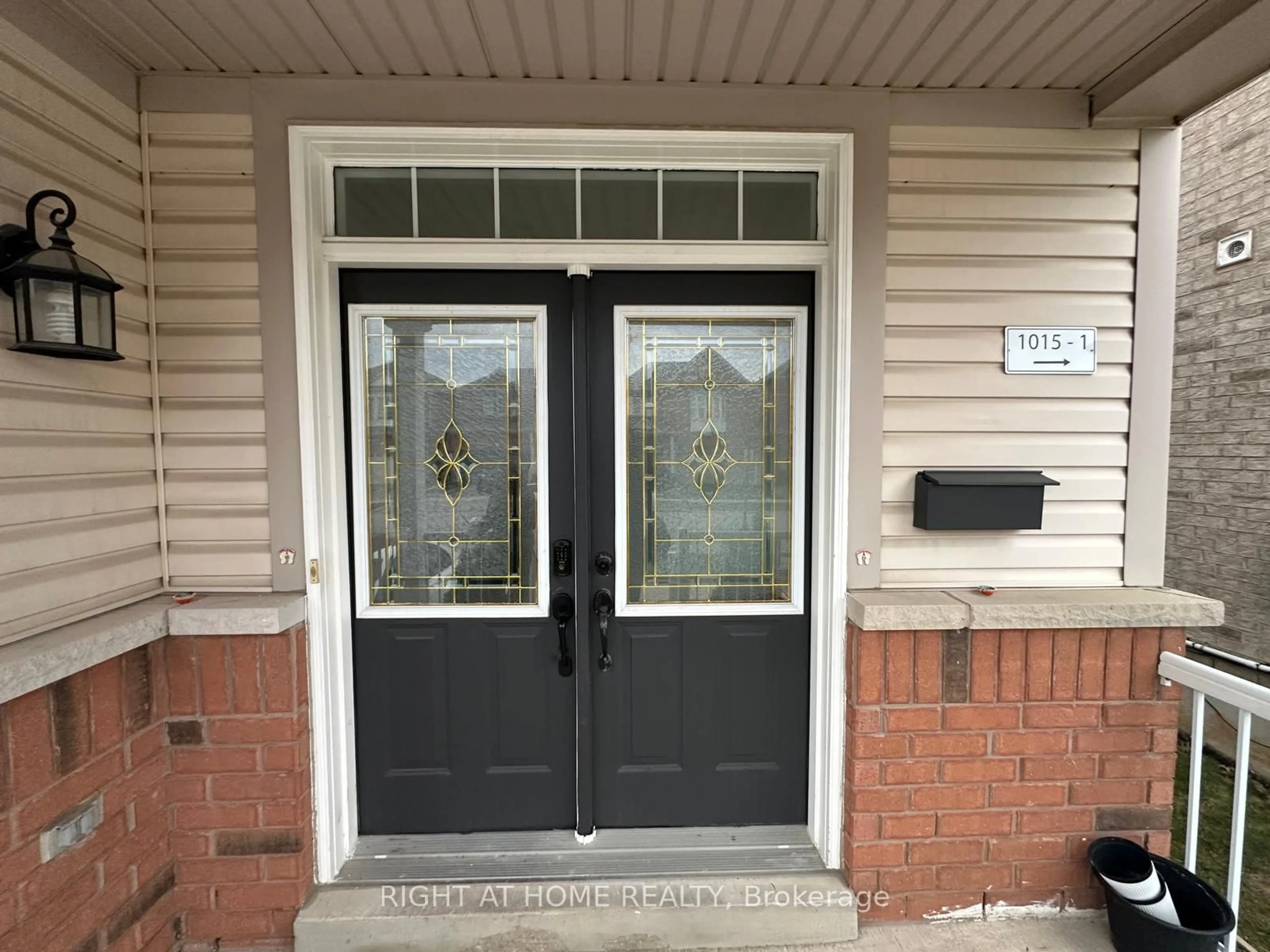 Indoor entryway for 1015 Mccuaig Dr, Milton Ontario L9T 6S4