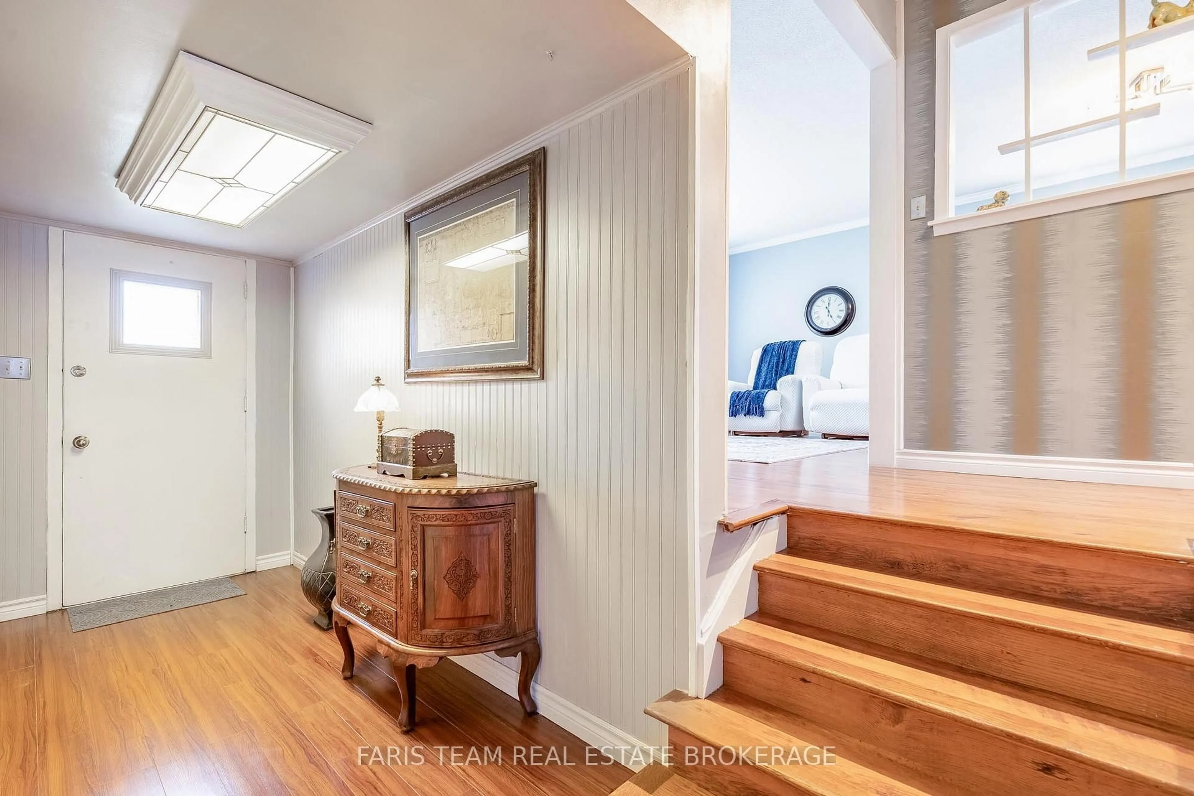 Indoor foyer for 28 Bromley Cres, Brampton Ontario L6T 1Z1