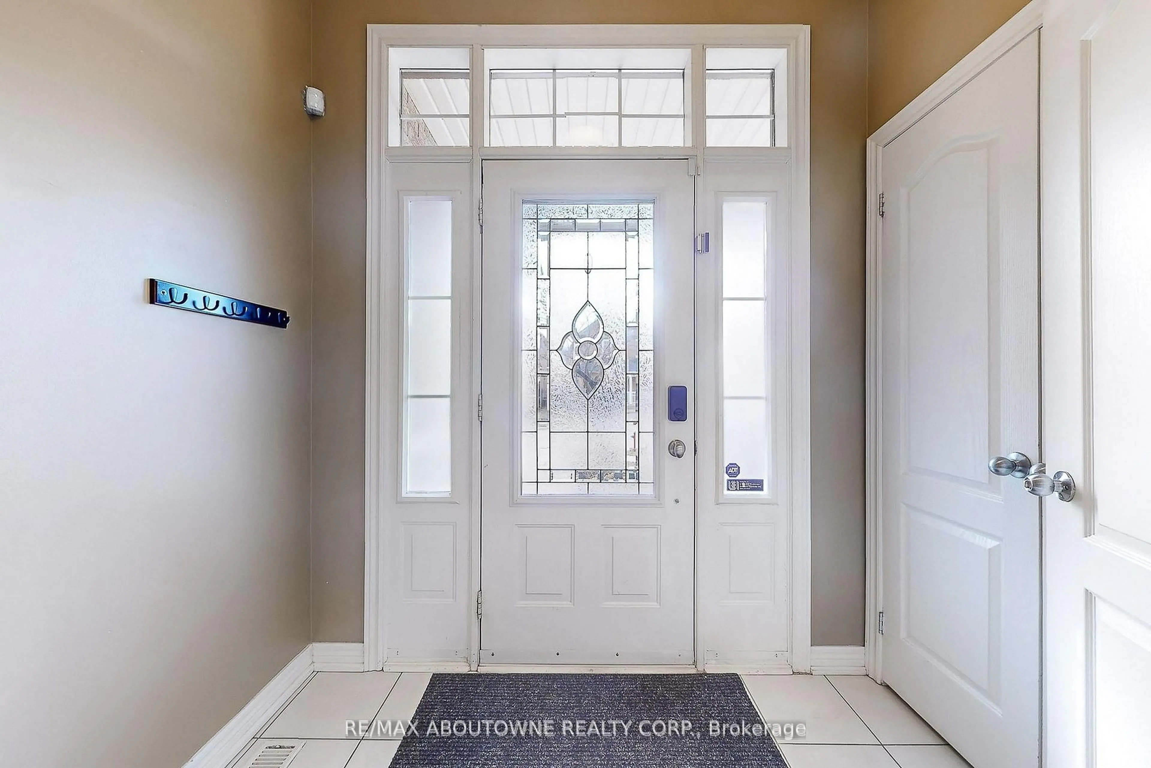 Indoor entryway for 2457 Hilda Dr, Oakville Ontario L6H 7N5
