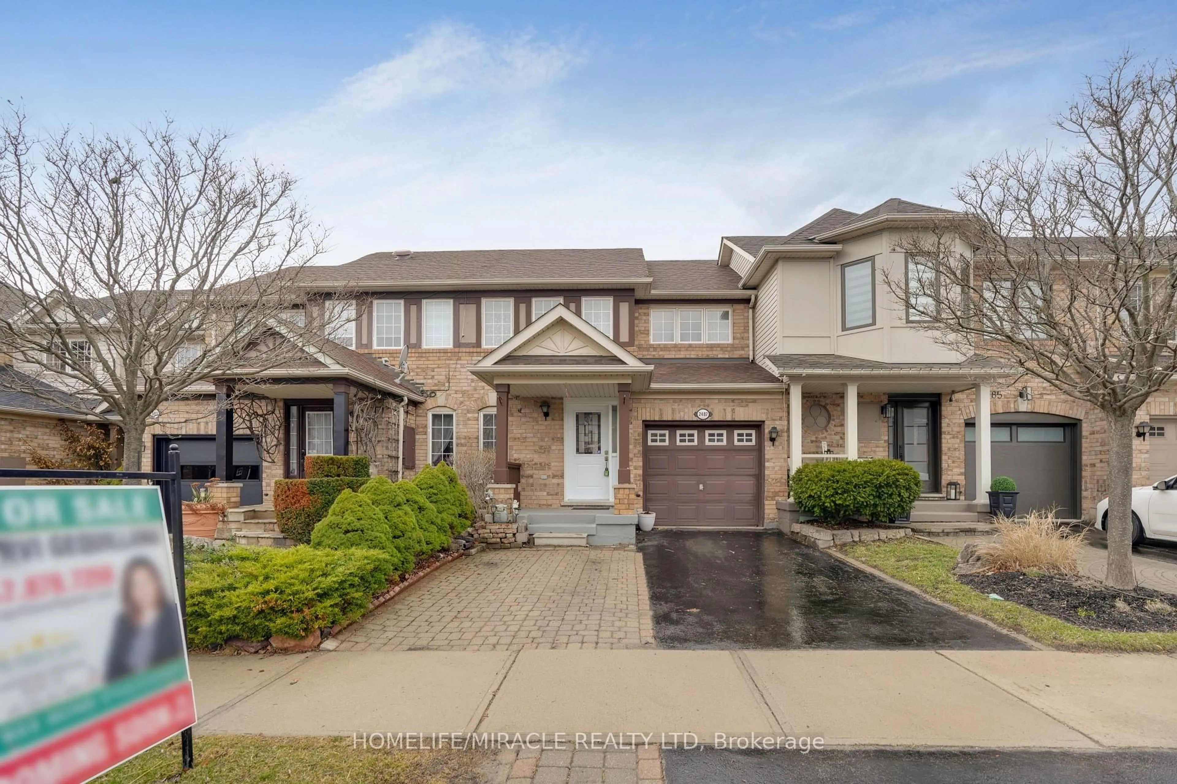 A pic from outside/outdoor area/front of a property/back of a property/a pic from drone, street for 2487 Appalachain Dr, Oakville Ontario L6M 4S4