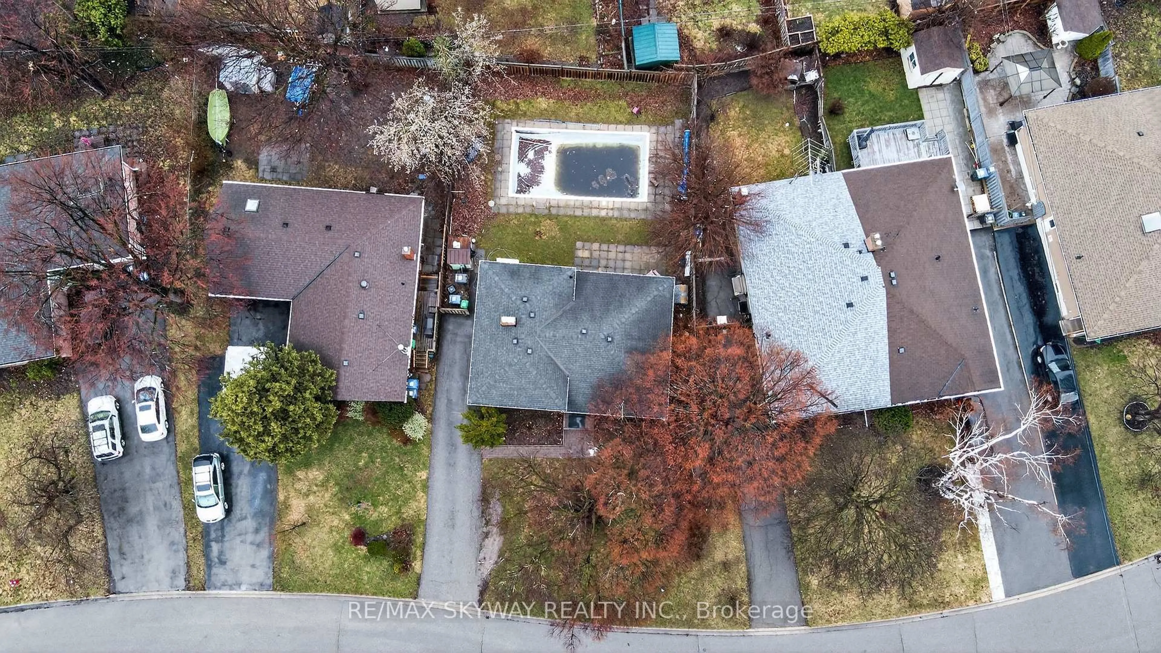 A pic from outside/outdoor area/front of a property/back of a property/a pic from drone, street for 69 Argyle Cres, Brampton Ontario L6T 1M9